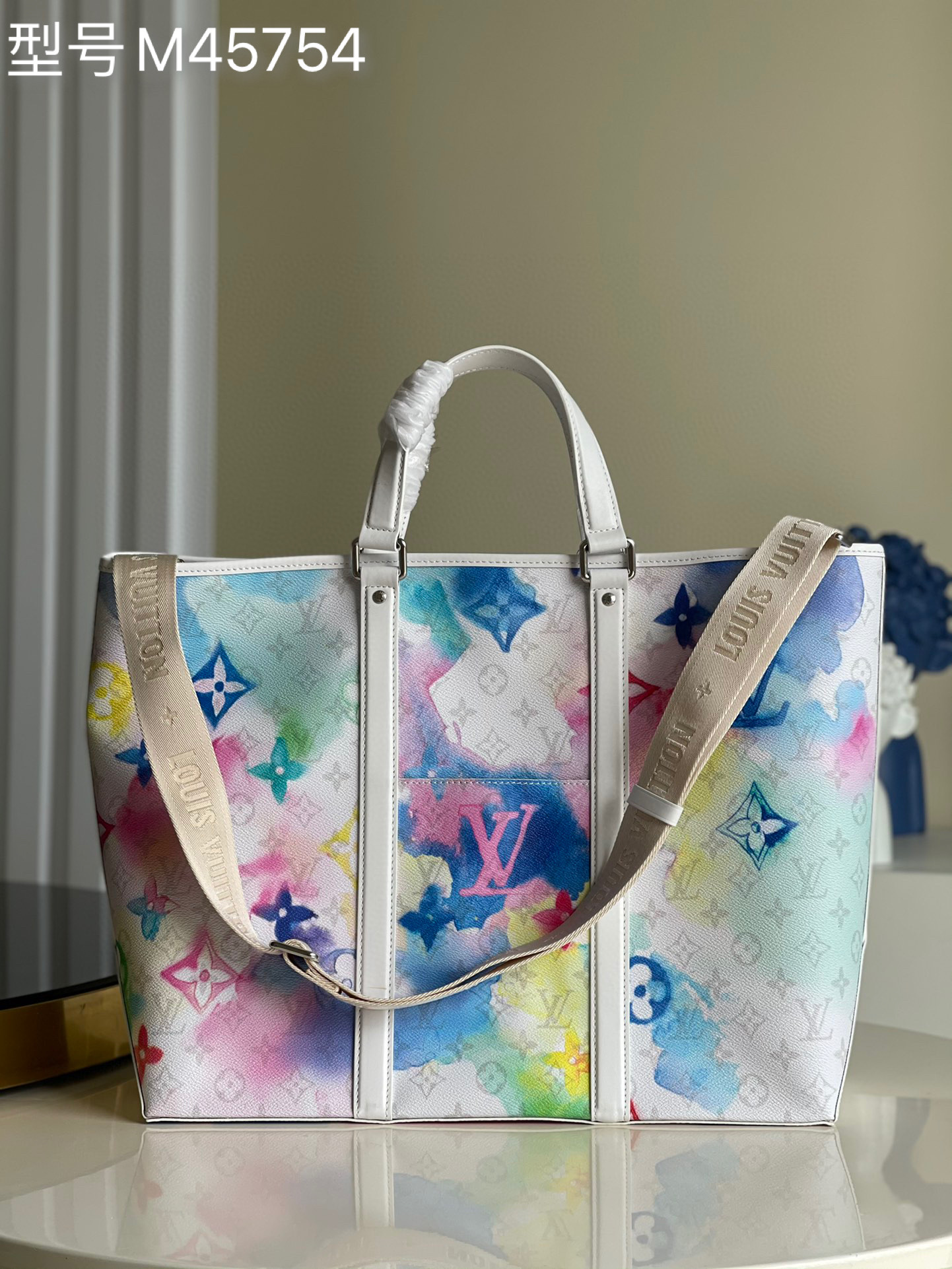 NO:397198,【Exclusive real photo of M45754 white】Ink Virgil Abloh Looking back at the 1974 Louis Vuitton Week-End urban bag, launching a New Tote large handbag. Monogram Watercolor Multico canvas renders classic Monogram patterns in soft watercolor, flat handles brings hand and shoulder back options, removable shoulder straps to reveal brand logo size 38.5 x 29 x 11 cm e.,LV [original leather],louis vuitton,louis vuitton,louis vuitton19860909【独家实拍M45754白色】水墨 Virgil Abloh 回望 1974 年路易威登 Week-End 都市包,推出 New Tote 大号手袋.Monogram Watercolor Multico 帆布以柔和水彩渲染经典 Monogram 图案,平手柄带来手提和肩背选择,可拆卸肩带展露品牌标识尺寸38.5 x 29 x 11 cm e.,LV【原厂皮】,louis vuitton,louis vuitton,Bag