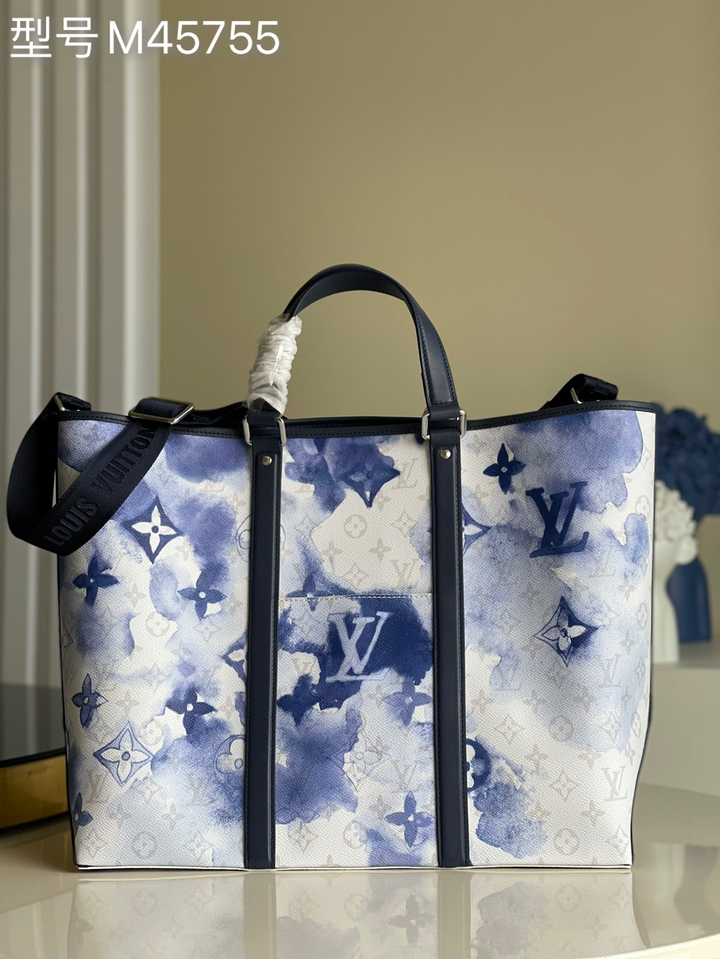 NO:397201,【Exclusive real photo M45755 blue】Ink Virgil Abloh Looking back at the 1974 Louis Vuitton Week-End urban bag, launching a New Tote large handbag. Monogram Watercolor Multico canvas renders classic Monogram patterns in soft watercolor, flat handles brings hand and shoulder back options, removable shoulder straps to reveal brand logo size 38.5 x 29 x 11 cm e.,LV [original leather],louis vuitton,louis vuitton,louis vuitton19860909【独家实拍M45755蓝色】水墨 Virgil Abloh 回望 1974 年路易威登 Week-End 都市包,推出 New Tote 大号手袋.Monogram Watercolor Multico 帆布以柔和水彩渲染经典 Monogram 图案,平手柄带来手提和肩背选择,可拆卸肩带展露品牌标识尺寸38.5 x 29 x 11 cm e.,LV【原厂皮】,louis vuitton,louis vuitton,Bag