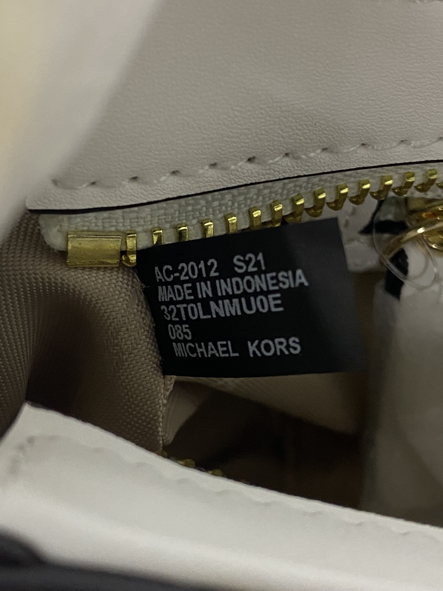 Michael Kors ～MK Carmen 超小号十字纹腋下包新月包迷你手提单肩包 散发一股年轻气息 而优雅