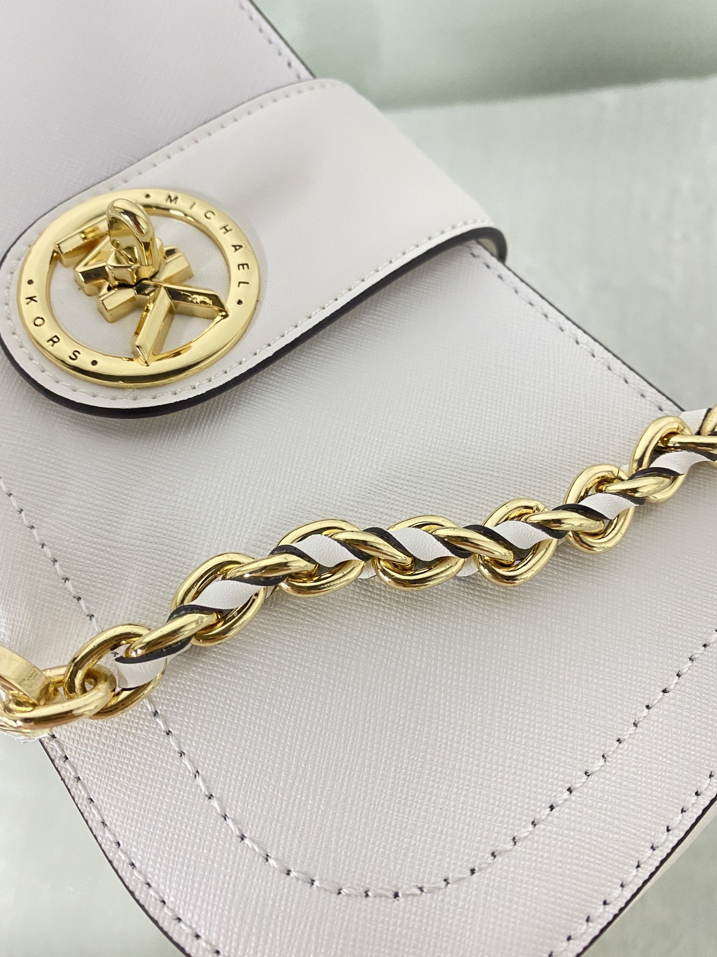 Michael Kors ～MK Carmen 超小号十字纹腋下包新月包迷你手提单肩包 散发一股年轻气息 而优雅