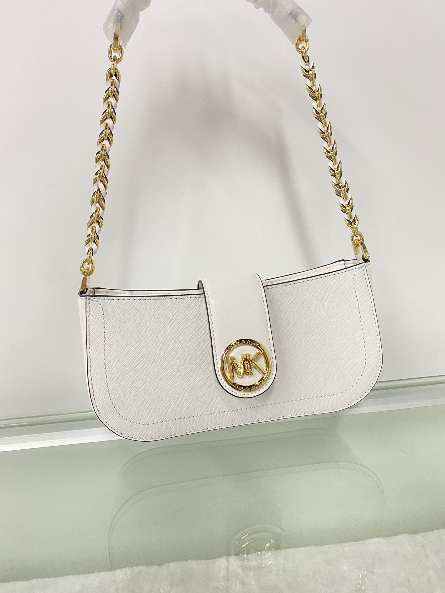 Michael Kors ～MK Carmen 超小号十字纹腋下包新月包迷你手提单肩包 散发一股年轻气息 而优雅