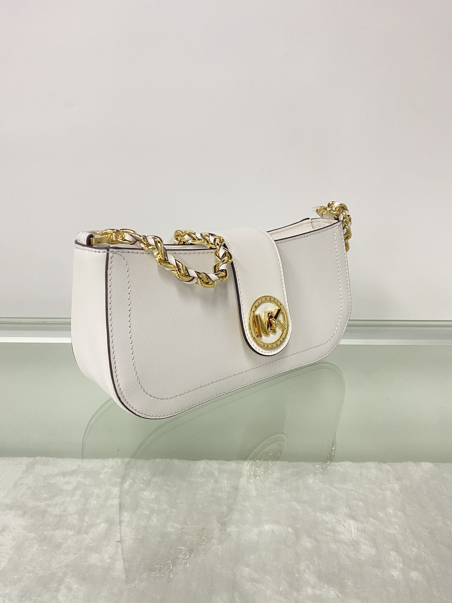 Michael Kors ～MK Carmen 超小号十字纹腋下包新月包迷你手提单肩包 散发一股年轻气息 而优雅