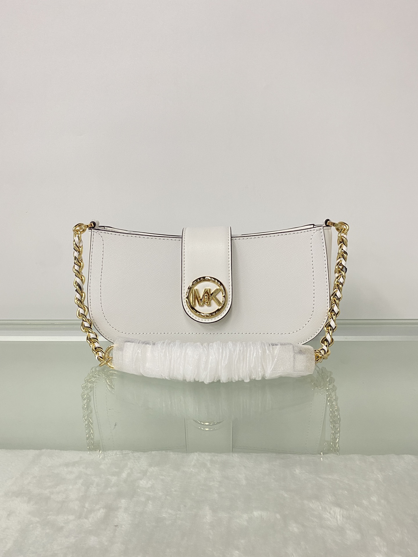 Michael Kors ～MK Carmen 超小号十字纹腋下包新月包迷你手提单肩包 散发一股年轻气息 而优雅