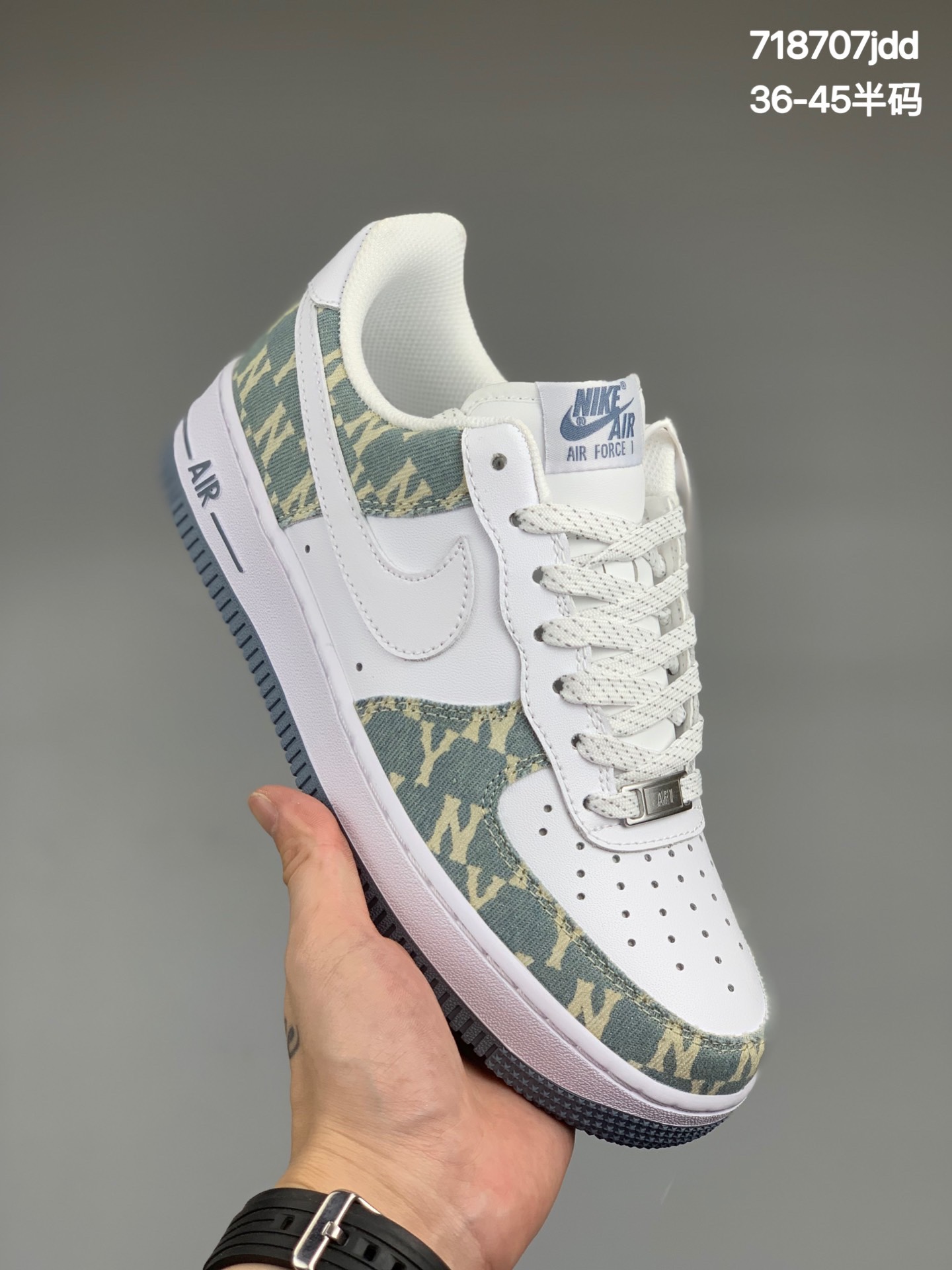 
耐克Nike Air Force 1 Low 白蓝牛仔印花拼接 空军一号低帮百搭休闲运动板鞋。柔软、弹性十足的缓震性能和出色的中底设计，横跨复古与现代的外型结合，造就出风靡全球三十多年的Force 1，直到今天还深受青睐。
尺码：36 36.5 37.5 38 39 40 40.5 41 42 42.5 43 44 44.5 45
货号:315122-442  
编码:718707jdd