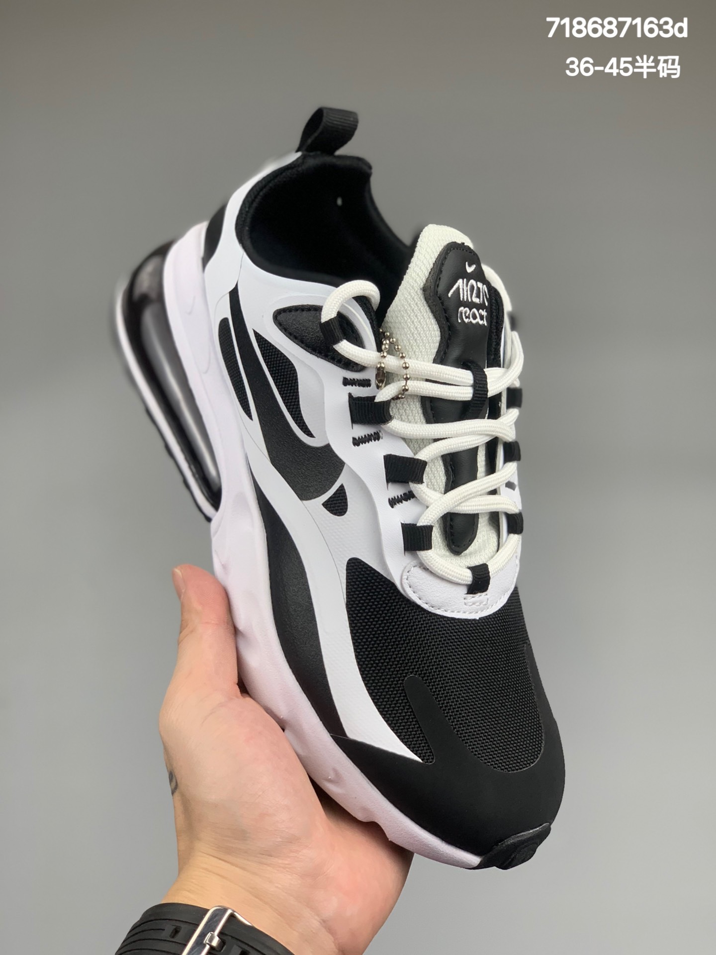 
耐克Nike Air Max 270 React 半掌气垫系列。在 Nike React Element 87 大获成功后，又一款搭载 Nike React 缓震的复古风格新鞋登场，为复古球鞋玩家再次提供一个脚感和颜值的双料精品！在配色方面，巨量大胆个性的鲜艳方案，以及多种色调的组合拼接，也几乎俘虏了所有年龄段和着装风格用户的心。此系列的巨大成功，已若隐若现的预示着Air Max 系列下一代的更新方向，让我们拭目以待吧。尺码：36 36.5 37.5 38 38.5 39 40 40.5 41 42 42.5 43 44 44.5 45 货号：CT1646-100
编码:718687163d