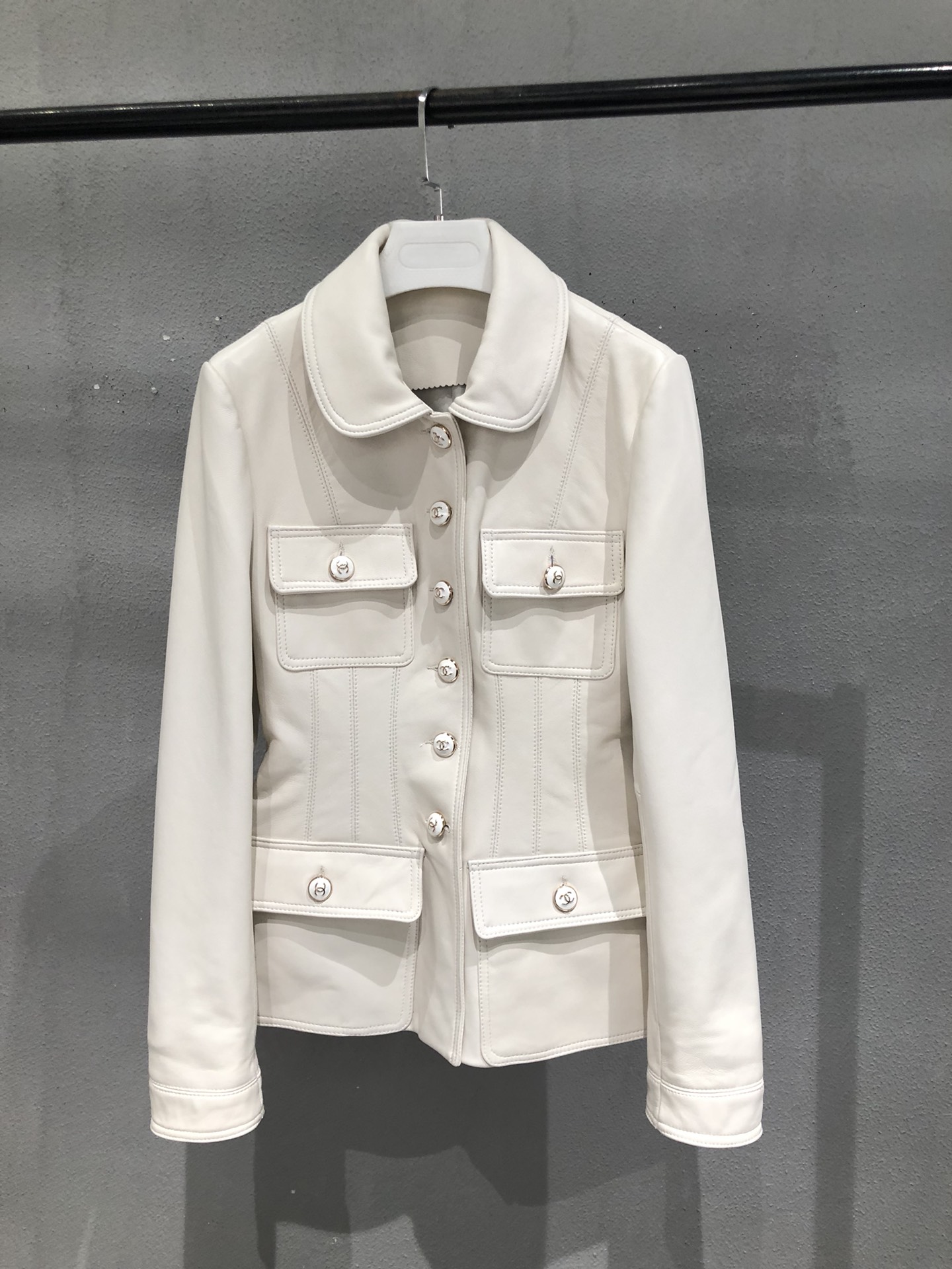 NO:721682,White, Chanel second-hand style leather waisted sheepskin jacket, very slim waist and slim figure. The shape is very correct, original buttons and lining, Chanel - clothing, chanel, jackets & coats, leather jacket, sheepskin,19860909白色,香奈儿中古款皮衣收腰羊皮外套,非常收腰显身材.版型非常正,原版扣和里布,香奈儿-服装,chanel,jackets & coats,leather jacket,sheepskin,,Women's clothing