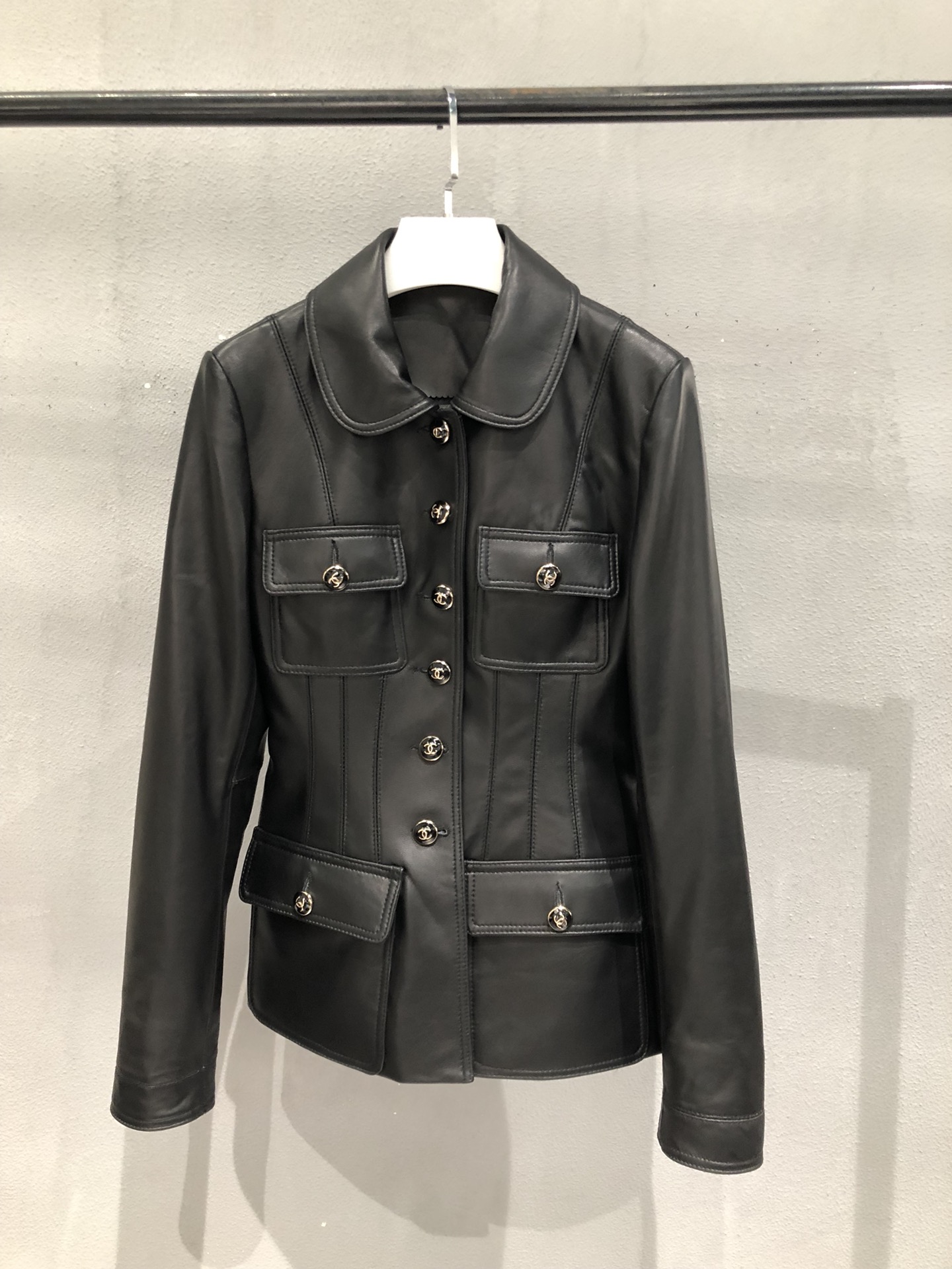 NO:721676,Black, Chanel second-hand style sheepskin jacket, very true to shape!  Very slim waist and slim figure, original buttons and lining., Chanel-clothing, chanel, jackets & coats, sheepskin,19860909黑色,香奈儿中古款羊皮外套,版型很正！非常收腰显身材,原版扣子和里布.,香奈儿-服装,chanel,jackets & coats,sheepskin,,Women's clothing