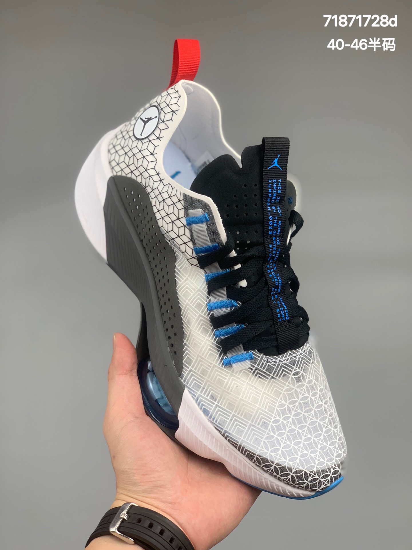 
乔丹Air Jordan Air Zoom Renegade 男子跑步鞋 中底 ZoomX 减震材料非常轻盈 而且缓震于反馈都相当出色 更大程度降低跑步过程中能量的损耗 让你跑的更持久 配速保持更稳定官方货号：CJ5383-004尺码了：40 41 42 43 44 45 46
编码:71871728d