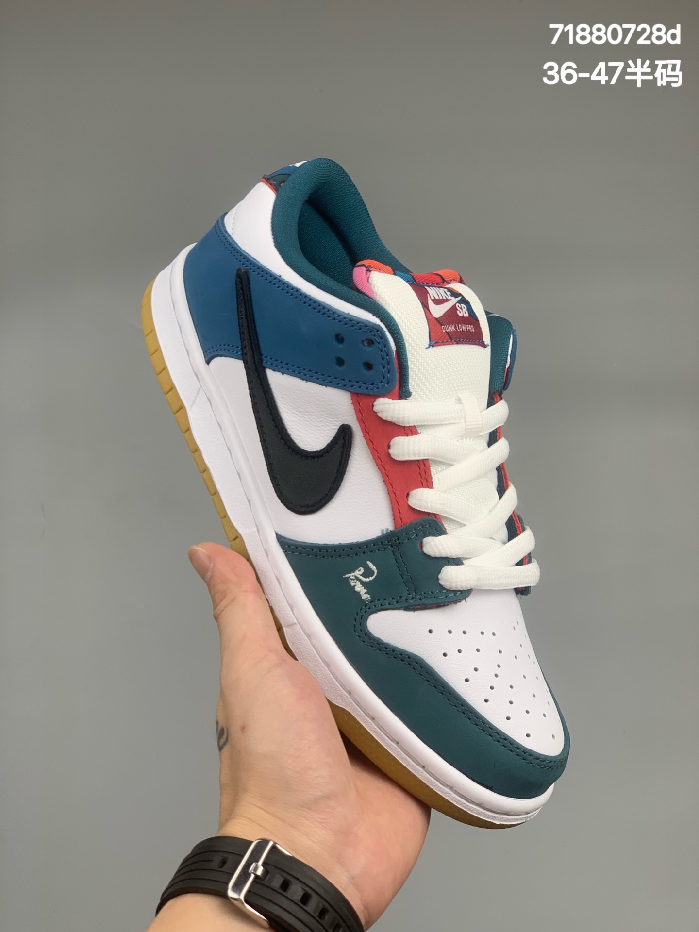 
Parra x NK SB Dunk Low 
白蓝红奥运会 大厂出品 极力推荐
原装头层材料 独家版型蒸餾加工
帶來的是更好的视觉和脚感体验
大厂纯原品质出货 清洁度 电绣工艺 皮料切割干净无任何毛边 细节完美
货号：DH7695-100
尺码：36 36.5 37.5 38 38.5 39 40 40.5 41 42 42.5 43 44 45 46 47.5
编码:71880728d