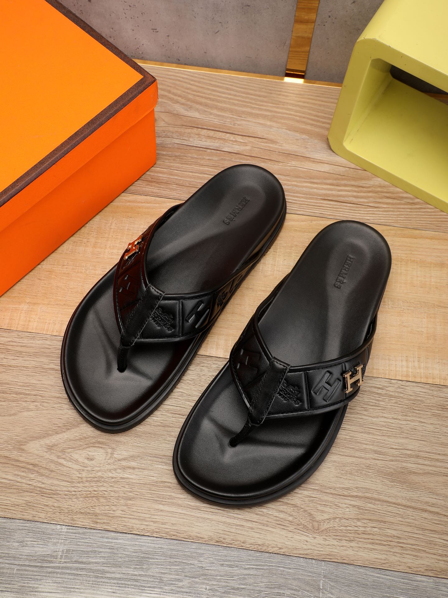 I0 。 重金打造，你懂的爱玛仕进口头层牛皮，高端1:1开模定制，原版升级版大底，更轻便，防滑。市场顶级品质，众多明星亲身演绎，时尚主打潮流，百搭爆款，简单不失品味，潮人必备，散发时尚休闲气息，时尚就在脚下，自信满满，专柜同款包装齐全，夏季拖鞋的季节来了，穿起来🚸，38-46