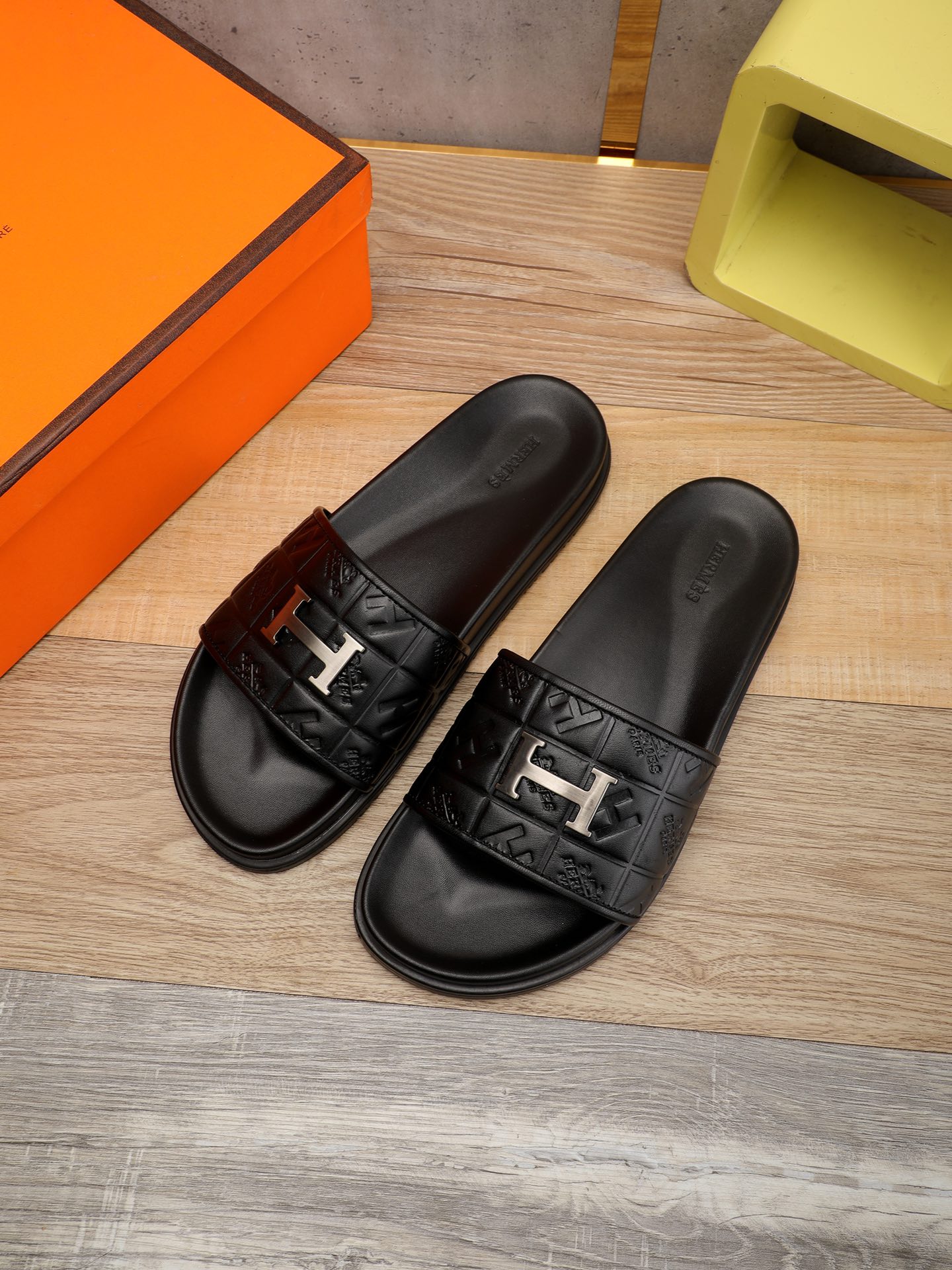 I0 。 重金打造，你懂的爱玛仕进口头层牛皮，高端1:1开模定制，原版升级版大底，更轻便，防滑。市场顶级品质，众多明星亲身演绎，时尚主打潮流，百搭爆款，简单不失品味，潮人必备，散发时尚休闲气息，时尚就在脚下，自信满满，专柜同款包装齐全，夏季拖鞋的季节来了，穿起来🚸，38-46