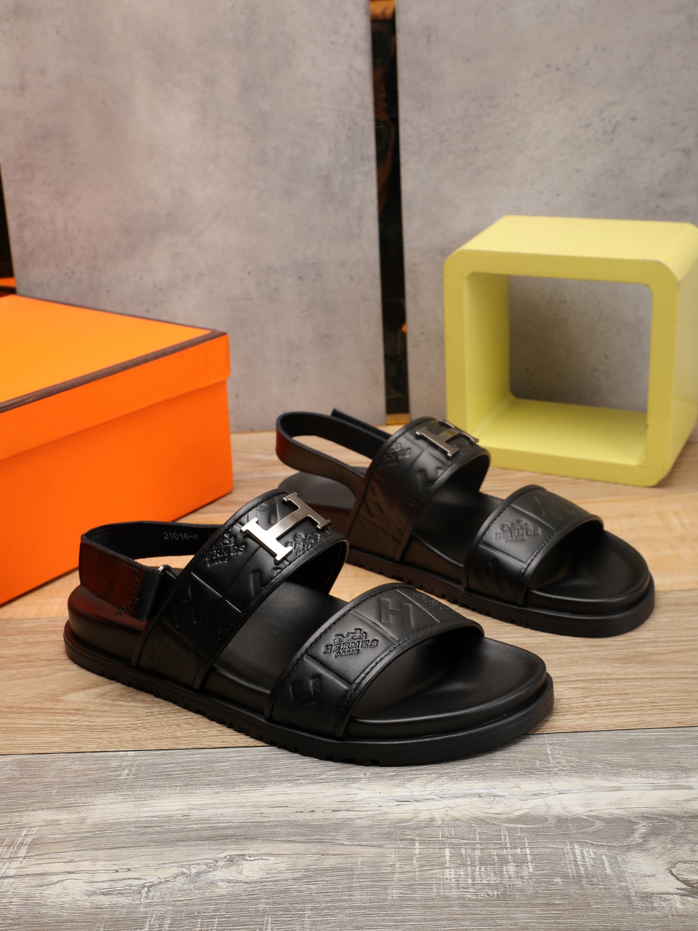 I0 。 重金打造，你懂的爱玛仕进口头层牛皮，高端1:1开模定制，原版升级版大底，更轻便，防滑。市场顶级品质，众多明星亲身演绎，时尚主打潮流，百搭爆款，简单不失品味，潮人必备，散发时尚休闲气息，时尚就在脚下，自信满满，专柜同款包装齐全，夏季拖鞋的季节来了，穿起来🚸，38-46