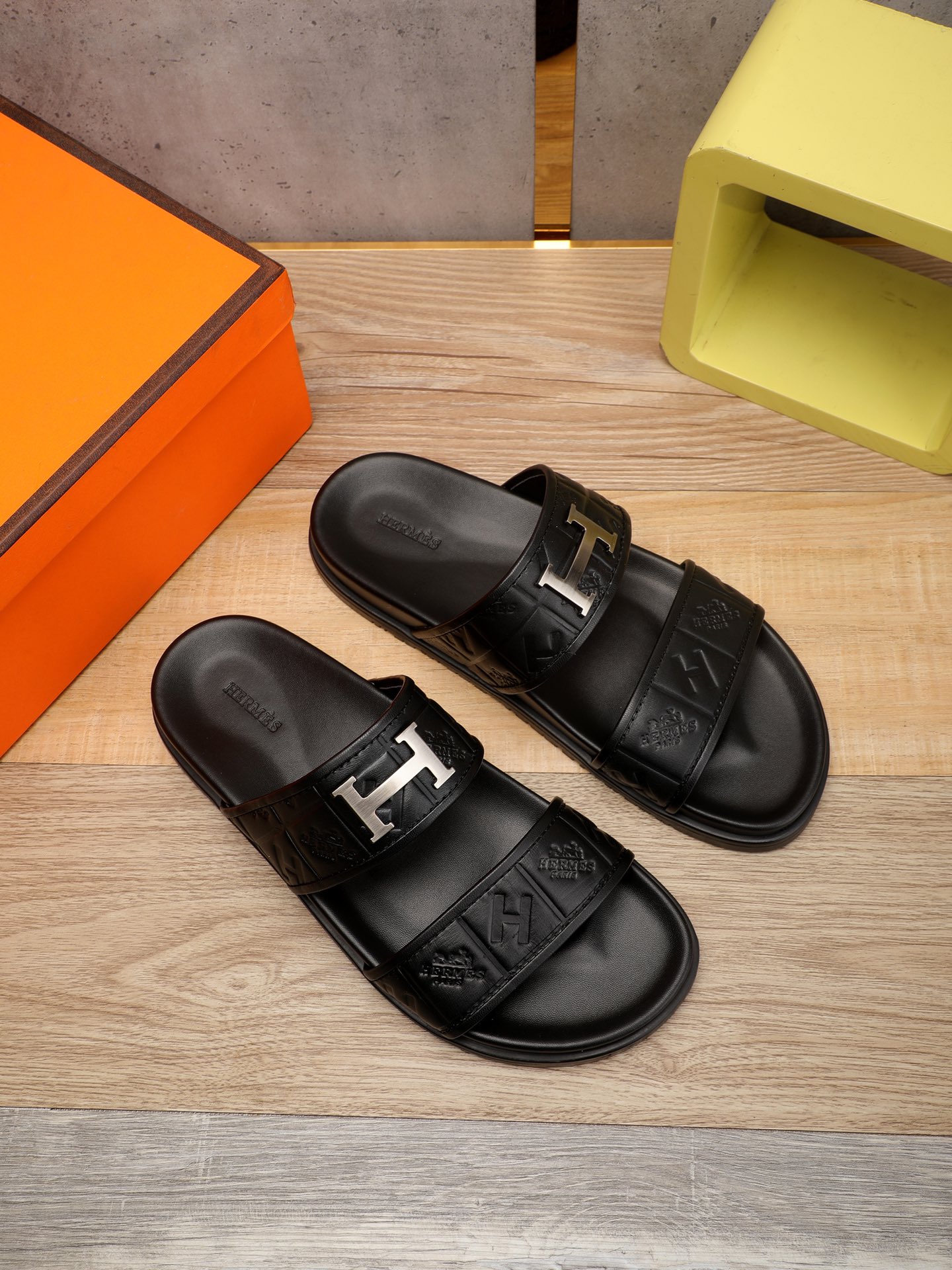 I0 。 重金打造，你懂的爱玛仕进口头层牛皮，高端1:1开模定制，原版升级版大底，更轻便，防滑。市场顶级品质，众多明星亲身演绎，时尚主打潮流，百搭爆款，简单不失品味，潮人必备，散发时尚休闲气息，时尚就在脚下，自信满满，专柜同款包装齐全，夏季拖鞋的季节来了，穿起来🚸，38-46