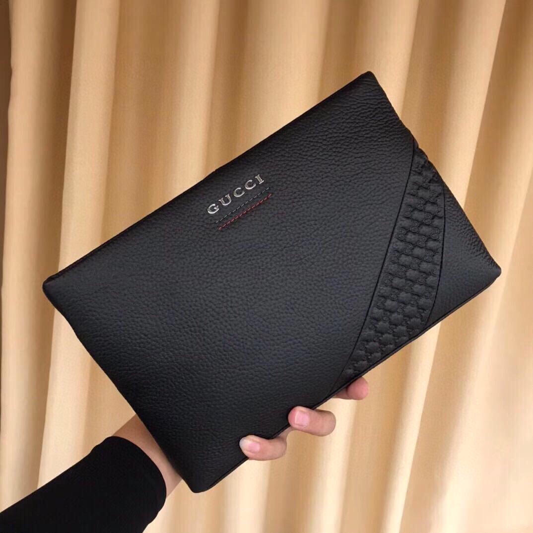 J5  好多人看中的包! GUCCI好不好卖转了图片知道。最新2020 推出 男款手拿拉链包，精選皮料-高檔进口牛皮，進口內襯設計均勻的走線超大的內部空間獨特的設計時尚高檔簡潔大方讓它引領時尚新風潮尺寸:28-18-3，型号: 8033