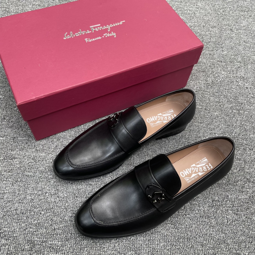 حذاء لوفر رجالي من الجلد الطبيعي الفاخر من Ferragamo مصنوع يدويًا