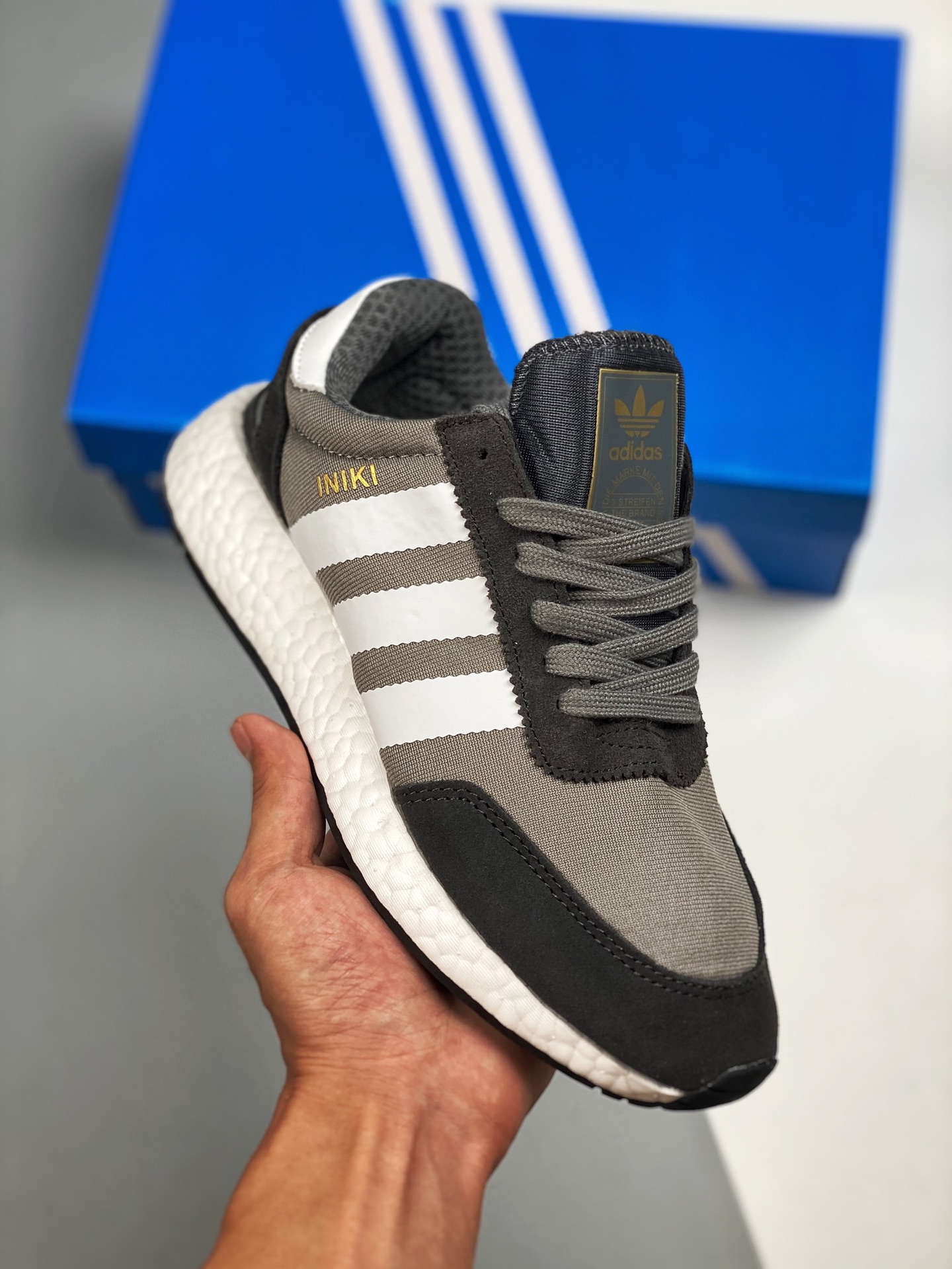 Apoyo para tienda 2 AD Iniki Runner Boost Pride zapatillas de running de palomitas gris y blanco. Auténticas palomitas …