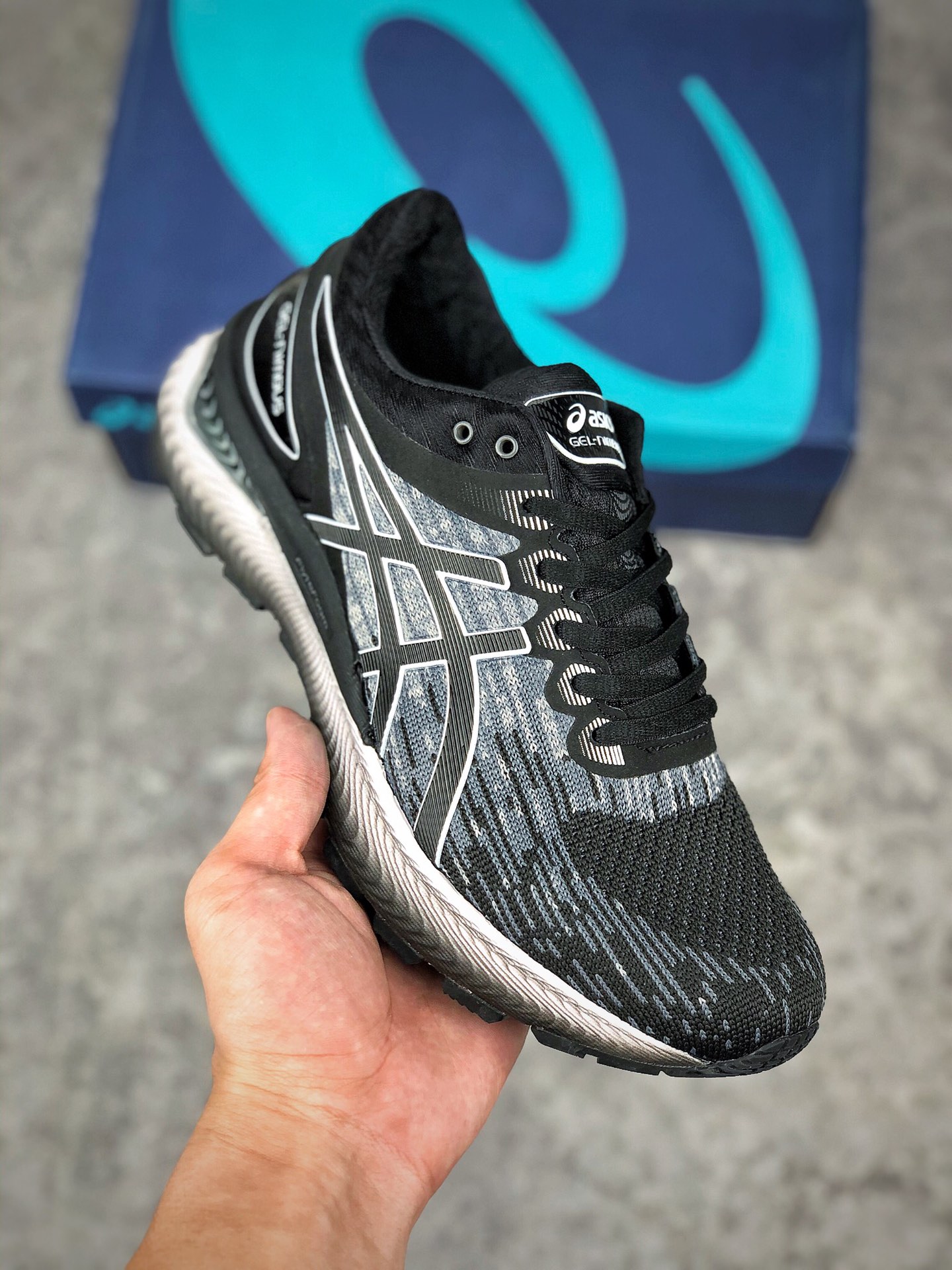  支持放店
 “跑鞋之王”ASICS/亚瑟士 GEL-NIMBUS 22
原档案据数开发楦型纸版#
原装印尼工代进口单丝纤维程工网布鞋面#
轻舒量适透气材质 后环跟绕式可视GEL缓震胶效果
采用前掌FLYTEFOAM Propel缓中震底科技
码数：39.5 40 40.5 41.5 42 42.5 43.5 44 44.5