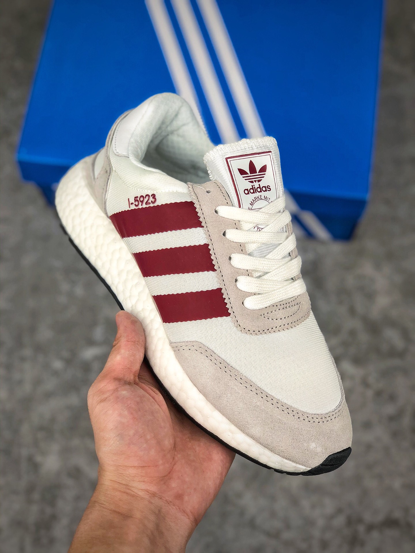  支持放店
新品首发 阿迪达斯 三叶草Adidas Original L-5923 经典鞋时尚运动休闲鞋。鞋面由轻质化网面材质代替了原先惯用的绒面材质，透气性大幅度提升。鞋跟处的绒面材质也由TPU支撑架所代替，能够给予穿者足部更多保护。白色Boost中底以及鞋身两侧热压的白色Three Stripes与撞色鞋面形成对比，增强了整体层次感。
官方货号#BB2089
SIZE：36 36.5 37 38 38.5 39 40 40.5 41 42 42.5 43 44 45