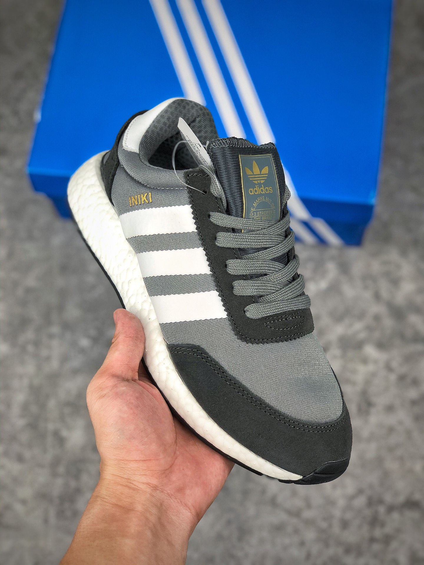  支持放店
新品首发 阿迪达斯 三叶草Adidas Original L-5923 经典鞋时尚运动休闲鞋。鞋面由轻质化网面材质代替了原先惯用的绒面材质，透气性大幅度提升。鞋跟处的绒面材质也由TPU支撑架所代替，能够给予穿者足部更多保护。白色Boost中底以及鞋身两侧热压的白色Three Stripes与撞色鞋面形成对比，增强了整体层次感。
官方货号#BB2089
SIZE：36 36.5 37 38 38.5 39 40 40.5 41 42 42.5 43 44 45