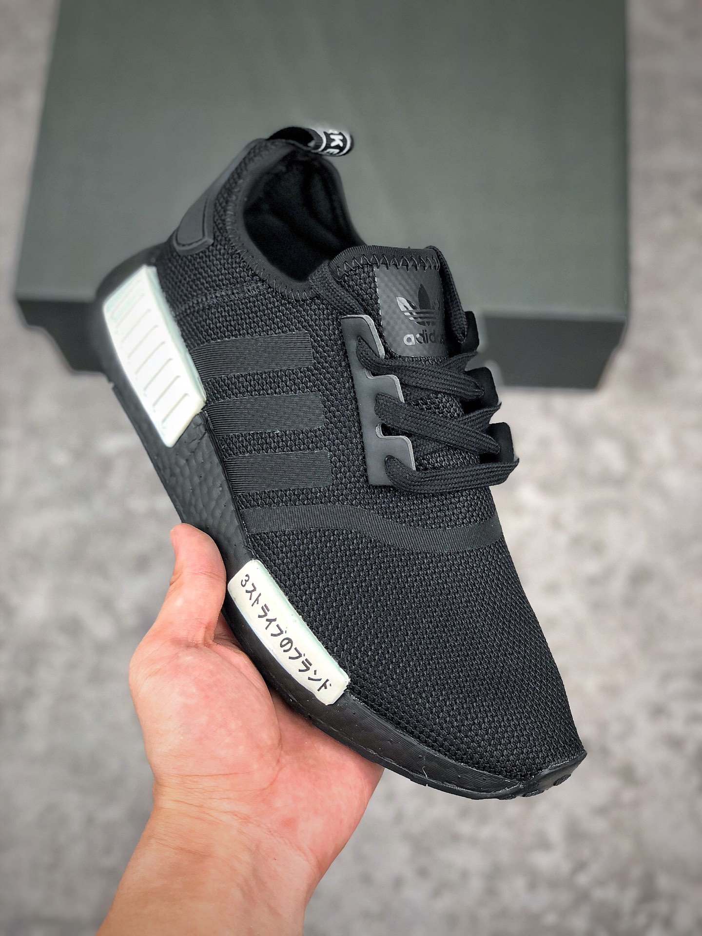  支持放店
AD NMD _R1 黑白
虎扑版本 专柜同步上架‼
现货仓储  全年稳定现货供应
原装进口Boost原料  永不发黄氧化！！
Size:36-45（带半码）