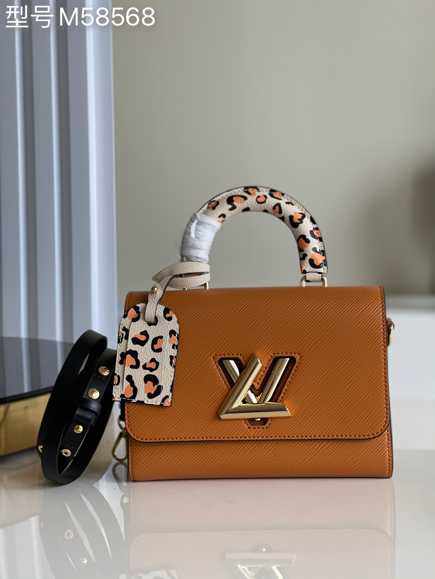 NO:397501,【Exclusive real photo M58568 caramel color】M50280 autumn Wild at Heart capsule series injects wildness into Twist medium handbags. Classic Epi grained leather body with suitcase style handles and leopard printed brand, removable leather shoulder straps to interpret functional aesthetics, making it an ideal companion for autumn wardrobe. Size 23 x 17 x 9.5 cm p.870, LV [original leather], louis vuitton19860909【独家实拍M58568焦糖色】M50280 秋季 Wild at Heart 胶囊系列为 Twist 中号手袋注入野性神采.经典 Epi 粒面皮革包身搭配行李箱风格手柄和豹纹印花名牌,可拆卸皮革肩带诠释功能美学,成就秋日衣橱的理想伴侣.尺寸23 x 17 x 9.5 厘米 p.870,LV【原厂皮】,louis vuitton,Bag