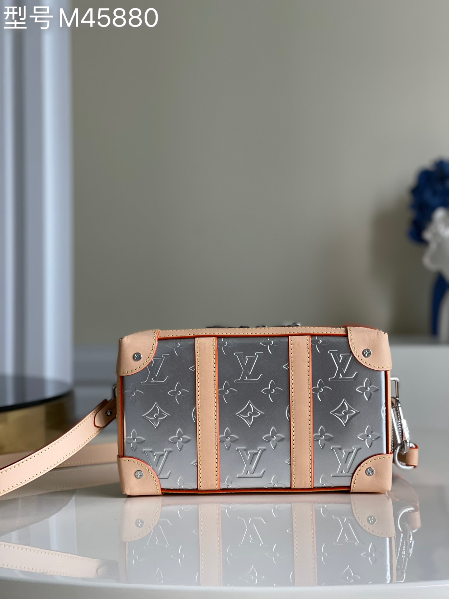 NO:397480,【Exclusive real photo M45880 silver】Mirgil Abloh condenses the classic Soft Trunk handbag into a portable design. Imported yellow leather with silver cowhide embossed from the reinforced corners of the brand's traditional hard box, and adjustable yellow leather shoulder straps for all-weather comfortable carrying. Size 22.5 x 14 x 5cm z.700, LV [original leather], louis vuitton, cowhide19860909【独家实拍M45880银色】镜面 Virgil Abloh 将经典 Soft Trunk 手袋浓缩为随身设计.进口黄皮搭配银色牛皮压花源自品牌传统硬箱的加固边角,可调节黄皮肩带实现全天候舒适背携.尺寸22.5 x 14 x 5cm z.700,LV【原厂皮】,louis vuitton,cowhide,Bag