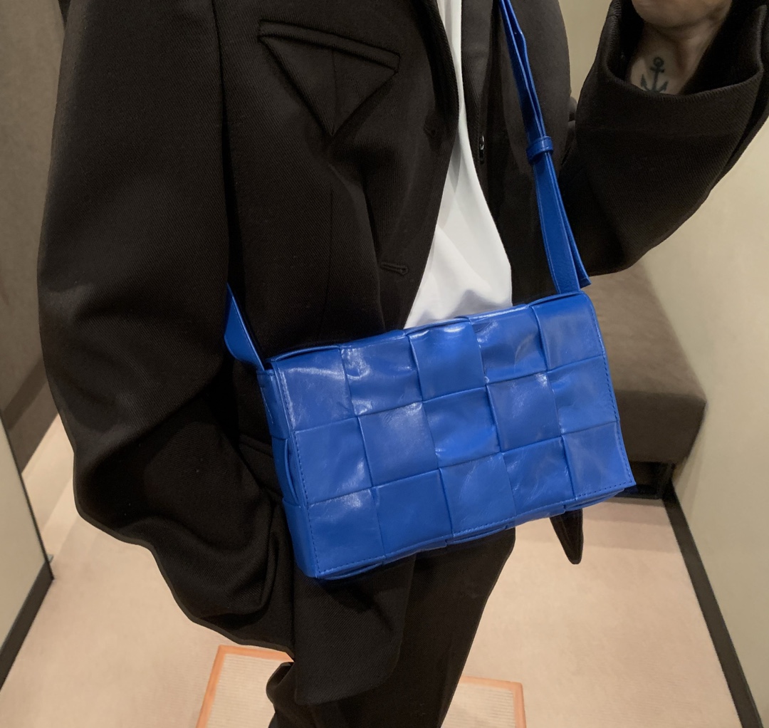 Bottega Veneta葆蝶家 Cassette油蜡皮编织五格长方包 667298钴蓝色