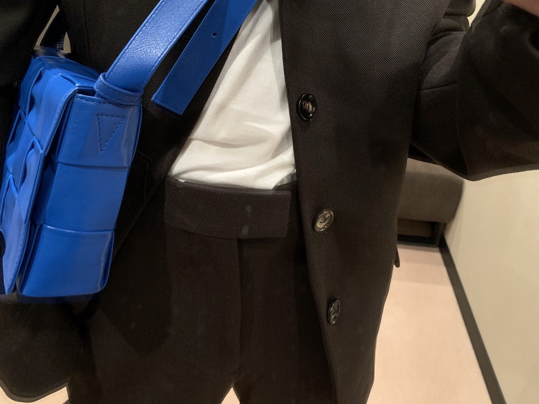 Bottega Veneta葆蝶家 Cassette油蜡皮编织五格长方包 667298钴蓝色