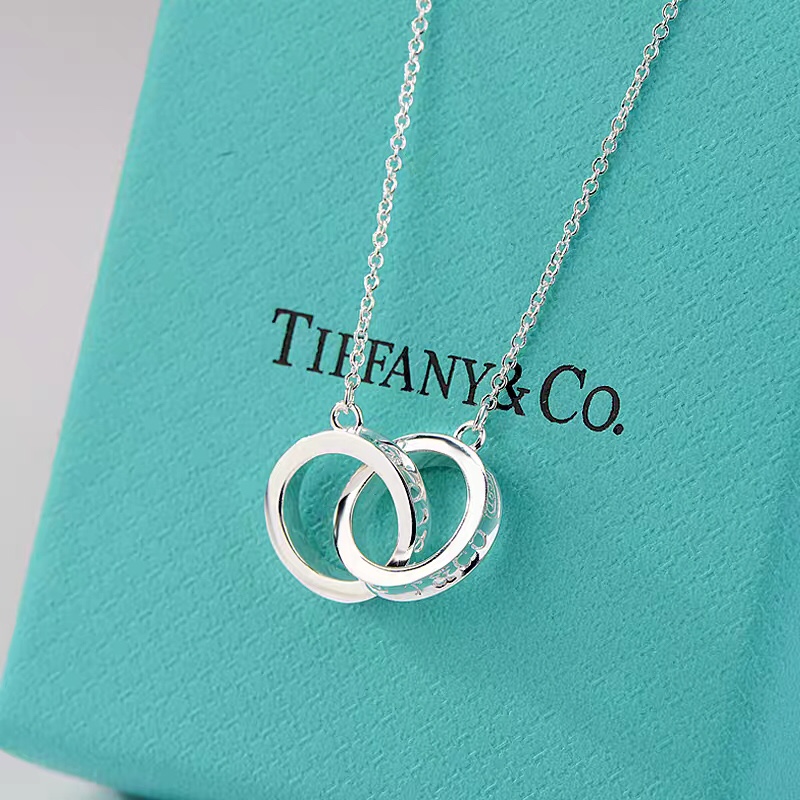 NO:584767,Tiffany sterling silver Tiffany sterling silver double-ring necklace, the same style as the goddess. This double-ring necklace is a classic 1837 series classic. The smooth lines and outlines convey a full modern flavor. The design is simple and classic, which can bring out the elegance and dignity of women. The double-linked rings mean eternity and perseverance. Material: 925 sterling silver, Tiffany necklace, tiffany, necklace, pure silver19860909蒂芙尼纯银 蒂芙尼纯银双环项链,女神同款,此款双环项链做为经典的1837系列经典款,流畅的线条与轮廓传达着十足的现代气息,设计简约而经典,可以衬托出女性的优雅与端庄,双环相扣寓意着永恒和不离不弃.材质925纯银,蒂芙尼项链,tiffany,necklace,pure silver,Jewelry