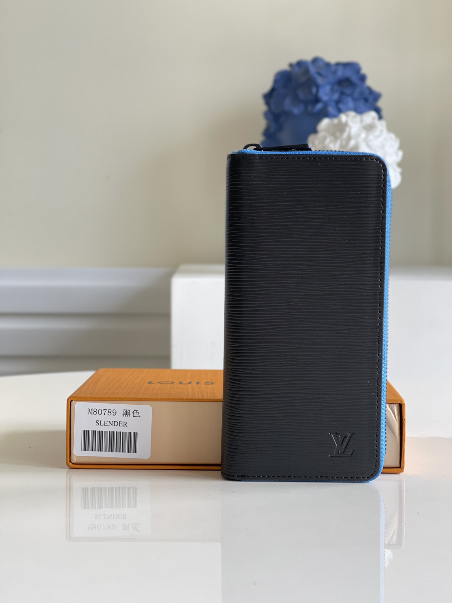 NO:397227,【Exclusive real photo M80789 blue】Water ripple new men's zipper bag ZIPPY VERTICAL wallet This men's vertical zipper wallet is made of wear-resistant Damier Graphite canvas, with elegant temperament. Multiple practical pockets and compartments designs can easily accommodate cash, credit cards and change. 20x10cm v.300, LV [original leather], louis vuitton19860909【独家实拍M80789 蓝色】水波纹 新款男士拉链包 ZIPPY VERTICAL 钱夹 这款男士竖款拉链钱夹以耐磨的Damier Graphite 帆布制成,气质优雅.多个实用的口袋和隔层设计可轻松容纳现金、信用卡和零钱.20x10cm v.300,LV【原厂皮】,louis vuitton,Bag