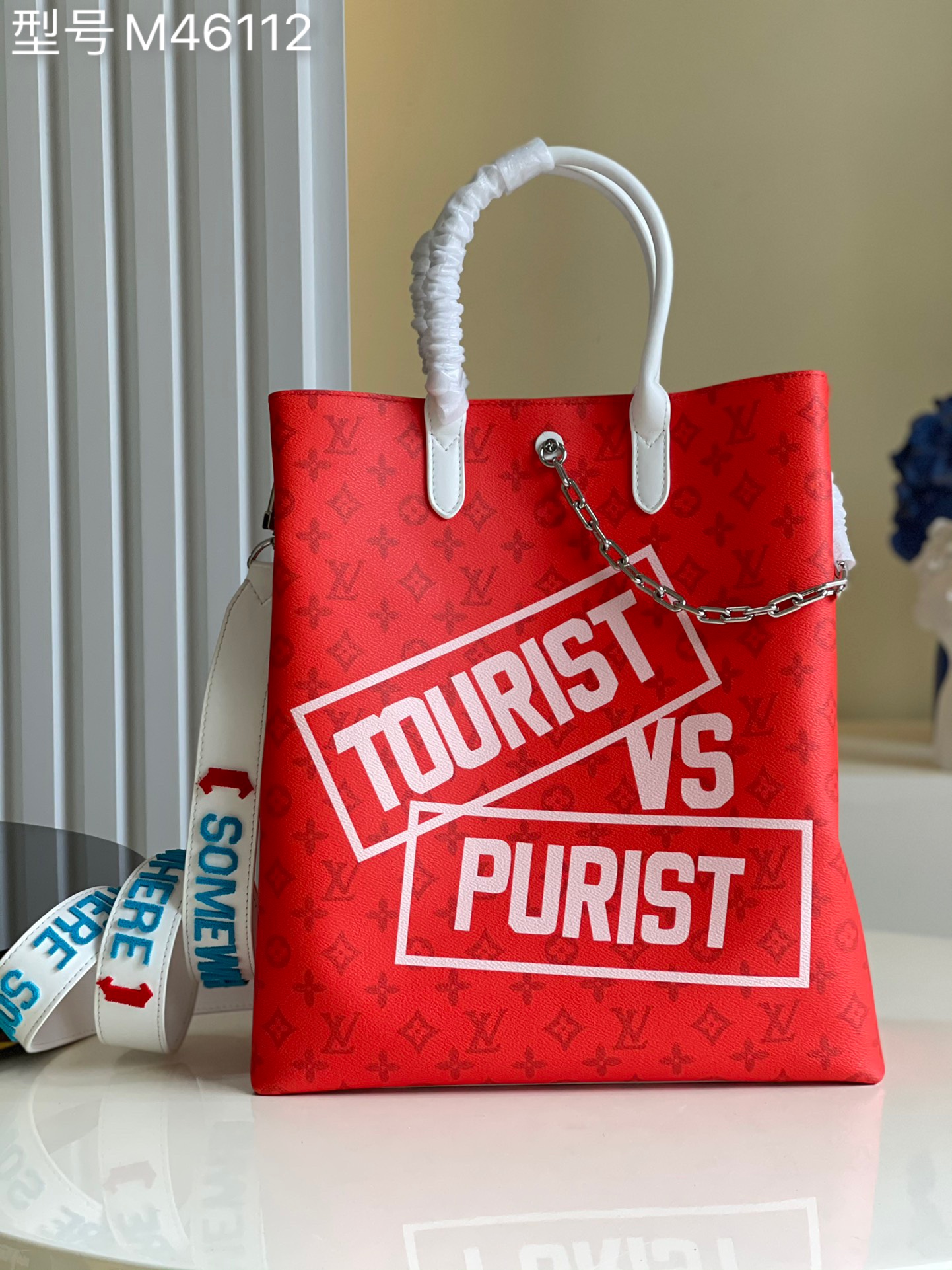 NO:397202,【Exclusive real photo M46112 red】【This packaging cannot be put without packaging】Present-style silk-print tote bag spring and summer style Carry It handbag is a Monogram Reverse canvas fun stacked video tape pattern, presenting the simple configuration of the museum Tote bag, and comes with a removable zipper clutch. The lightweight texture is suitable for daily use or traveling. Large-font silk-print tag chain embroidered shoulder strap shopping bag. Monogram Reverse coated canvas, decorated with video tape printed natural cowhide fabric lined with metal parts natural cowhide long handle, shoulder-back zipper zipper inner bag removable zipper clutch. Size 32.0 x 14.0 x 38.0cm m.800, LV [original leather], louis  vuitton, versace,totes,handbag,cowhide19860909【独家实拍M46112红】【此款包装放不下不配包装】老花字体丝印托特包春夏款 Carry It 手袋为 Monogram Reverse 帆布趣味堆叠录像带图案,呈现博物馆 Tote 包的简约构型,随附可拆卸拉链手拿包.轻盈质地适合日常使用或旅行背携.大字丝印吊牌链条布面刺绣肩带购物袋.Monogram Reverse 涂层帆布,饰有录像带印花天然牛皮饰边织物内衬金属件天然牛皮长手柄,可肩背拉链封口拉链内袋拆卸拉链手拿包.尺寸32.0 x 14.0 x 38.0cm m.800,LV【原厂皮】,louis vuitton,versace,totes,handbag,cowhide,Bag