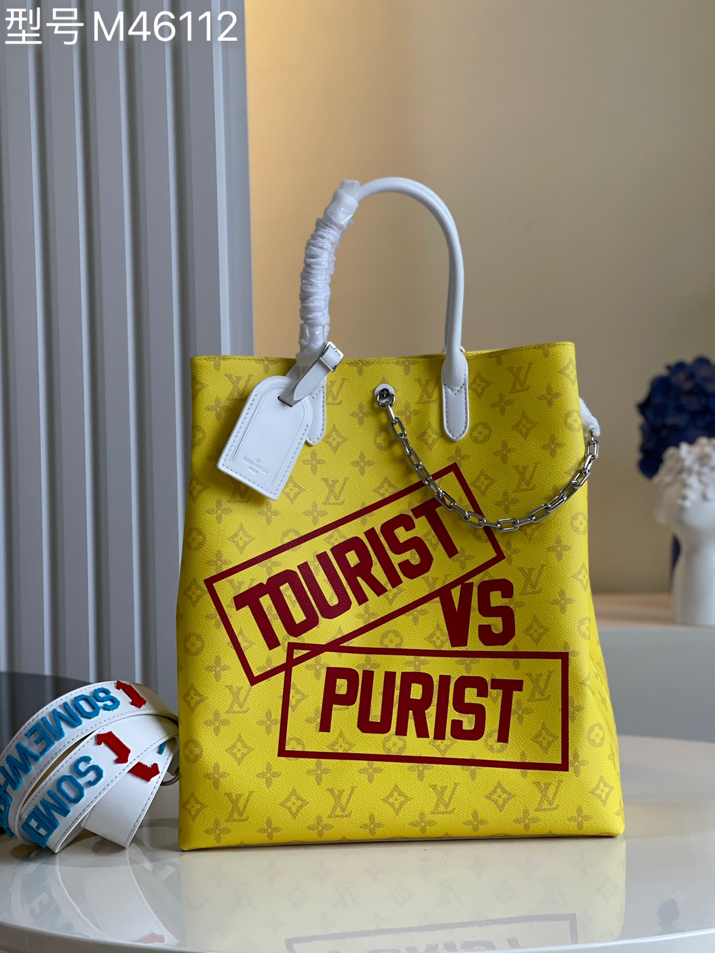 NO:397205,【Exclusive real photo M46112 yellow】【This packaging cannot be put without packaging】Present-style silk-print tote bag spring and summer style Carry It handbag is a Monogram Reverse canvas fun stacked video tape pattern, presenting the simple configuration of the museum Tote bag, and comes with a removable zipper clutch. The lightweight texture is suitable for daily use or traveling. Large-font silk-print tag chain embroidered shoulder strap shopping bag. Monogram Reverse coated canvas, decorated with videotape printed natural cowhide fabric lined with metal parts natural cowhide long handle, shoulder-back zipper zipper inner bag removable zipper clutch. Size 32.0 x 14.0 x 38.0cm m.800, LV【original leather】, louis  vuitton, versace,totes,handbag,cowhide19860909【独家实拍M46112黄】【此款包装放不下不配包装】老花字体丝印托特包春夏款 Carry It 手袋为 Monogram Reverse 帆布趣味堆叠录像带图案,呈现博物馆 Tote 包的简约构型,随附可拆卸拉链手拿包.轻盈质地适合日常使用或旅行背携.大字丝印吊牌链条布面刺绣肩带购物袋.Monogram Reverse 涂层帆布,饰有录像带印花天然牛皮饰边织物内衬金属件天然牛皮长手柄,可肩背拉链封口拉链内袋拆卸拉链手拿包.尺寸32.0 x 14.0 x 38.0cm m.800,LV【原厂皮】,louis vuitton,versace,totes,handbag,cowhide,Bag