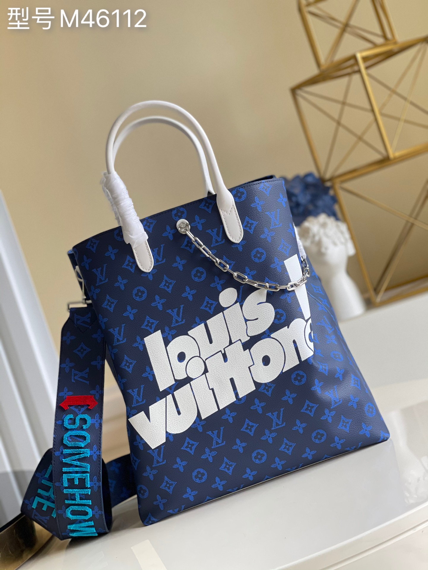 NO:397497,【Exclusive real photo M46112 blue】【This packaging cannot be put without packaging】Present-style silk-print tote bag spring and summer style Carry It handbag is a Monogram Reverse canvas fun stacked video tape pattern, presenting the simple configuration of the museum Tote bag, and comes with a removable zipper clutch. The lightweight texture is suitable for daily use or traveling. Large-font silk-print tag chain embroidered shoulder strap shopping bag. Monogram Reverse coated canvas, decorated with videotape printed natural cowhide fabric lined with metal parts natural cowhide long handle, shoulder-back zipper zipper inner bag removable zipper clutch. Size 32.0 x 14.0 x 38.0cm m.800, LV [original leather], louis  vuitton, versace,totes,handbag,cowhide19860909【独家实拍M46112蓝】【此款包装放不下不配包装】老花字体丝印托特包春夏款 Carry It 手袋为 Monogram Reverse 帆布趣味堆叠录像带图案,呈现博物馆 Tote 包的简约构型,随附可拆卸拉链手拿包.轻盈质地适合日常使用或旅行背携.大字丝印吊牌链条布面刺绣肩带购物袋.Monogram Reverse 涂层帆布,饰有录像带印花天然牛皮饰边织物内衬金属件天然牛皮长手柄,可肩背拉链封口拉链内袋拆卸拉链手拿包.尺寸32.0 x 14.0 x 38.0cm m.800,LV【原厂皮】,louis vuitton,versace,totes,handbag,cowhide,Bag