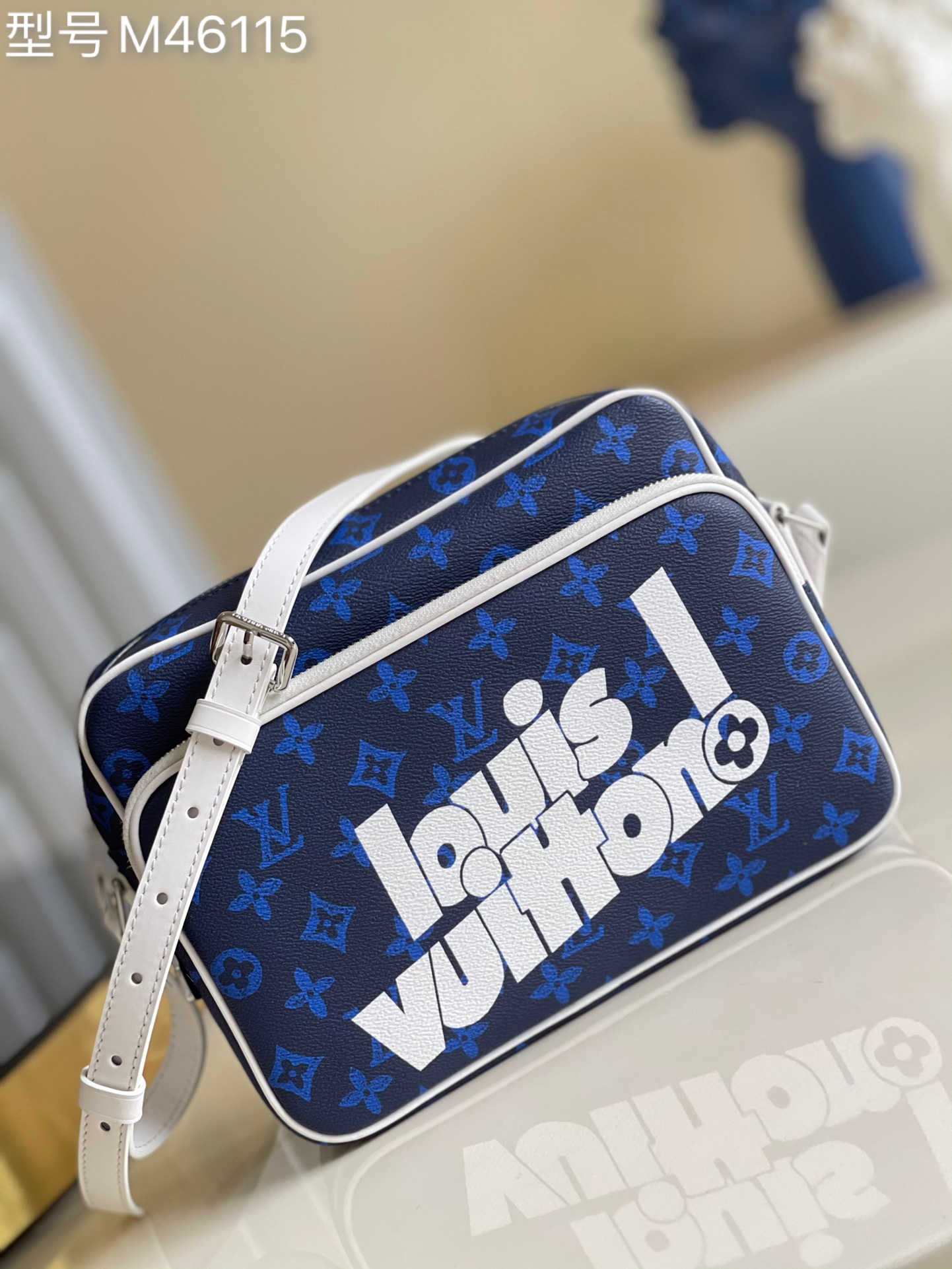 NO:397503,[Exclusive real photo M46115 blue silk screen series] catwalk postman bag postman bag old-fashioned font silk screen printing spring and summer style Carry It handbag is Monogram Reverse canvas fun stacked video tape pattern, presenting the simple configuration of the museum Tote bag 25×20×9cm m.650, LV [original leather], louis vuitton, versace19860909【独家实拍M46115蓝色丝印系列】走秀款邮差包 邮差包 老花字体丝印 春夏款 Carry It 手袋为 Monogram Reverse 帆布趣味堆叠录像带图案,呈现博物馆 Tote 包的简约构型尺寸25×20×9cm m.650,LV【原厂皮】,louis vuitton,versace,Bag