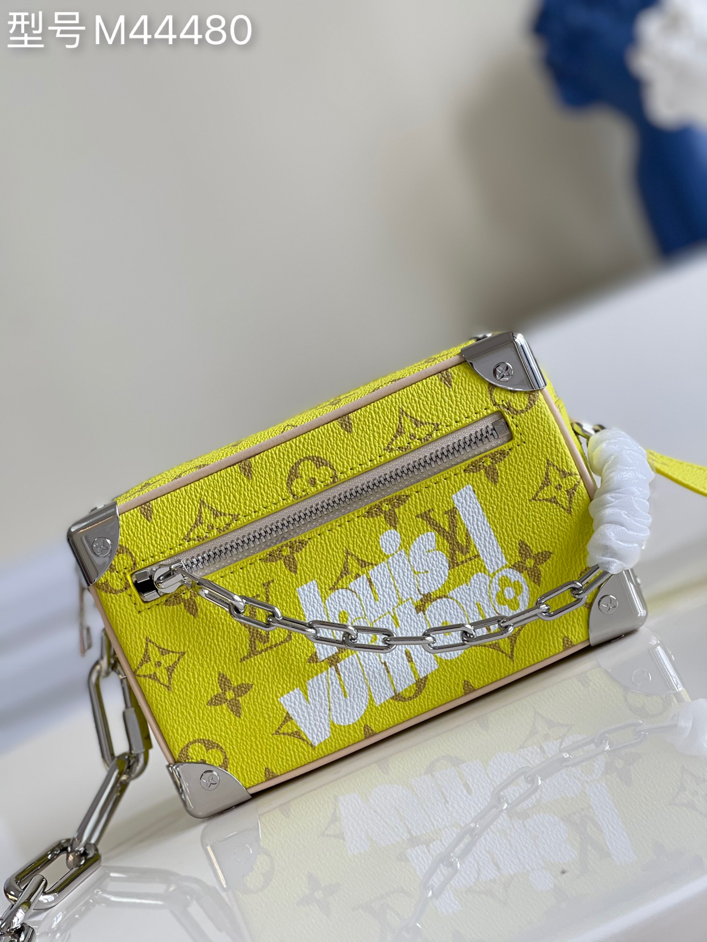 NO:397509,【Exclusive real photo M44480 yellow】m80159 Mini Soft Trunk chain bag is made of Monogram canvas and matte leather trim, embroidered patches to present the animation image of 'Zoooom with Friends' created by Virgil Abloh for the spring and summer fashion show. The top and front pocket zippers are infused with lively and bright colors. Size 18.5 x 13 x 8cm m., LV [original leather], louis vuitton19860909【独家实拍M44480黄】m80159本款 Mini Soft Trunk 链条包取材 Monogram 帆布和哑光皮革饰边,以刺绣贴饰呈现 Virgil Abloh 为 春夏时装秀创作的《Zoooom with Friends》动画形象.顶部及前袋拉链注入活泼亮彩.尺寸18.5 x 13 x 8cm m.,LV【原厂皮】,louis vuitton,Bag