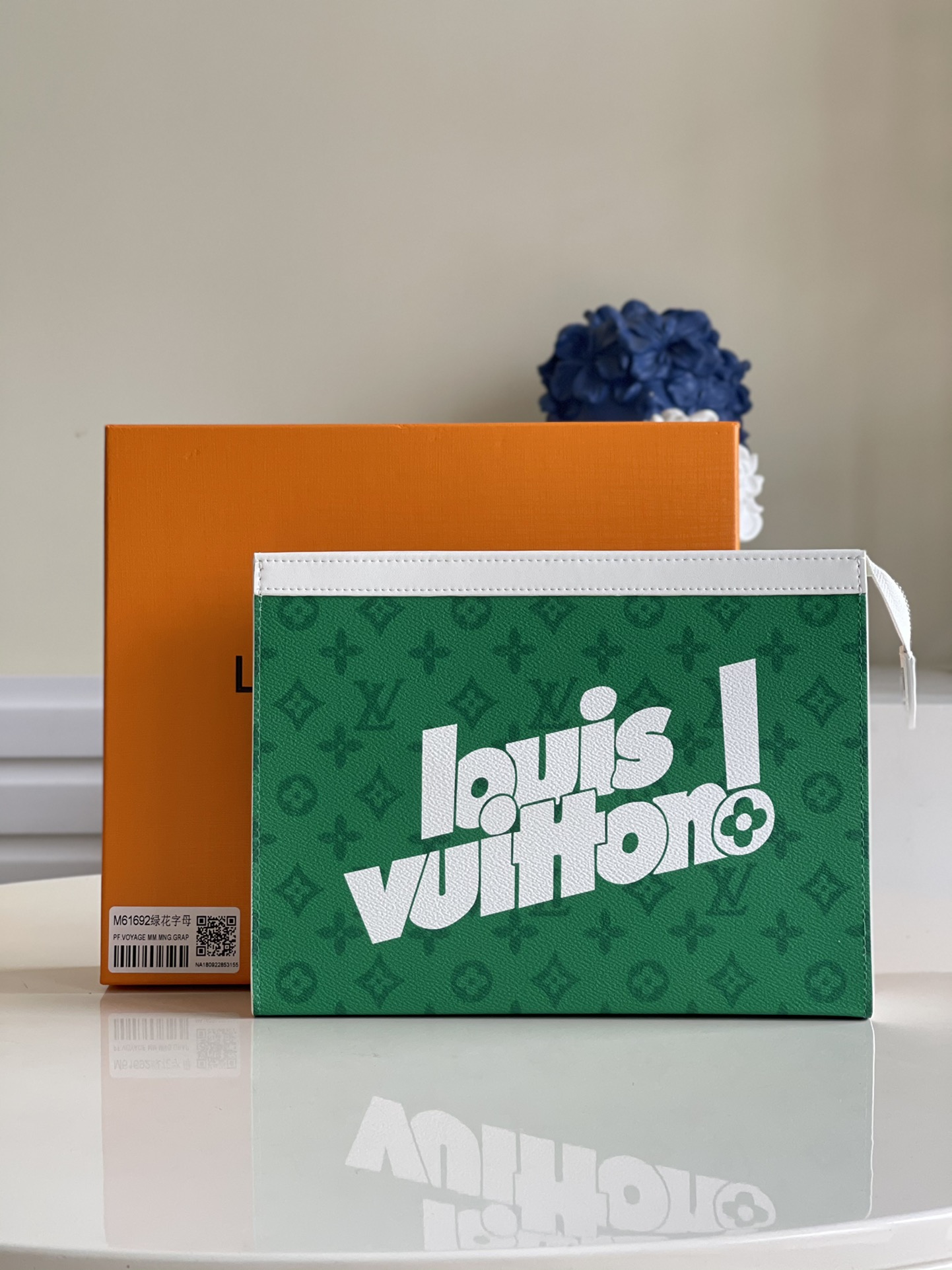 NO:397701,【Exclusive real photo M61692 letter green】Classic POCHETTE VOYAGE medium size handbag This handbag combines Taga leather and Monogram canvas to apply harmonious colors to outline simple lines. It has a variety of functions and can be placed in the bag as a travel bag or held in the hand to show a fashionable style. The spacious interior space plus the support plate design makes it easy to use private essentials. Size - 27 x 21 x 3 cm - Length x Height x Width a.,LV [original leather],louis vuitton19860909【独家实拍M61692字母绿色】经典POCHETTE VOYAGE 中号手袋 此款手包为 Taga 皮革和 Monogram 帆布的结合涂抹和谐色彩,勾勒简明线条.功能多样,既可作为旅行袋放于包中,亦可持于手中,展现时尚风格.宽敞的包内空间加上撑板设计,方便取用私人必备品. 尺寸- 27 x 21 x 3厘米- 长x 高 x 宽 a.,LV【原厂皮】,louis vuitton,Bag