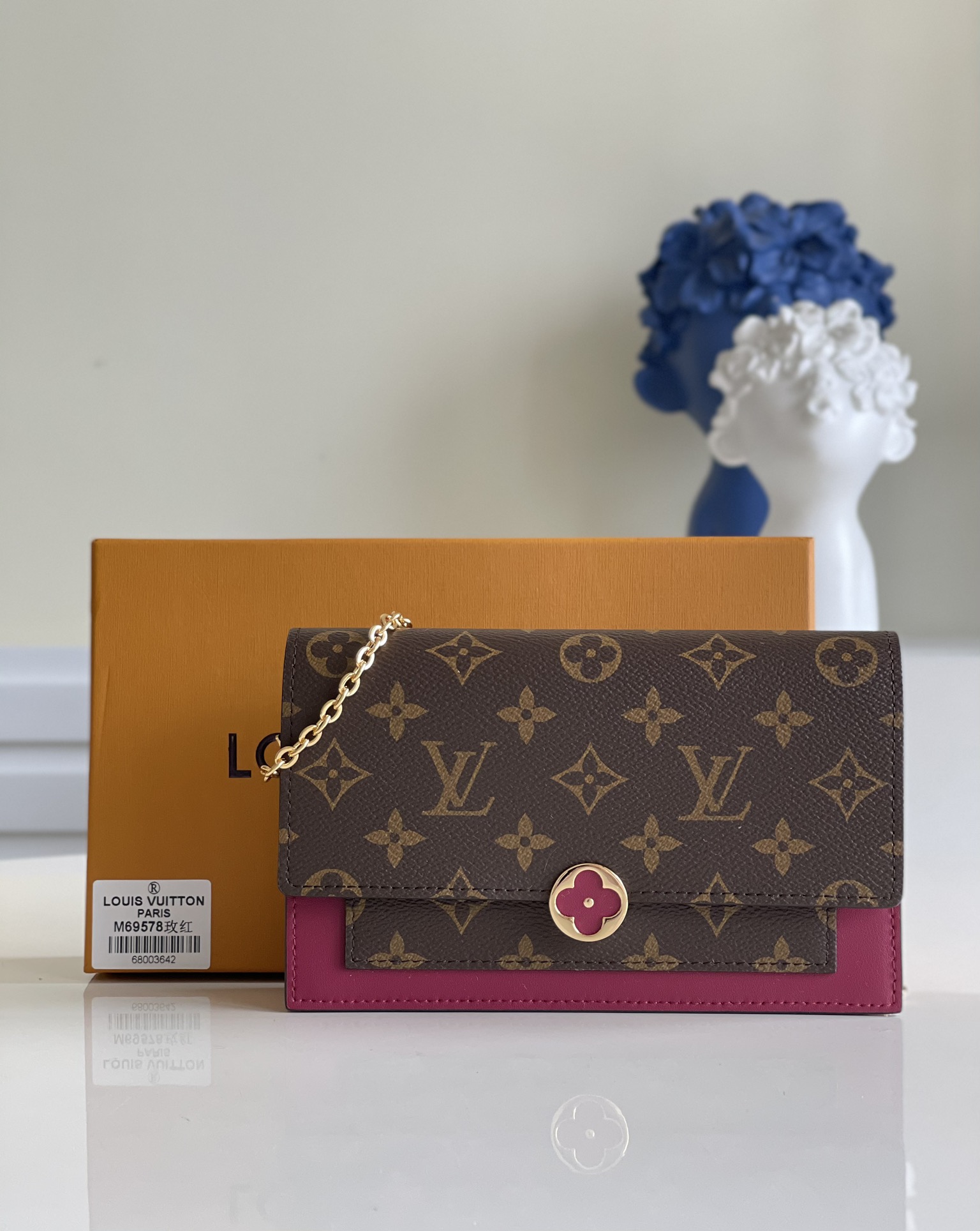 NO:397196,【Exclusive real photo M69578 purple and red】M67404 Flore chain wallet is spliced ​​with soft outline Monogram canvas and calfskin, inlaid with ingenious Monogram floral buckles. The interior space is sufficient, and can accommodate mobile phones and other personal belongings, and can be used as a clutch, shoulder bag or crossbody bag. Size 17.5×11.5×3.5cm v.,LV【original leather】,louis vuitton, shoulder bags,satchels, crossbody bags, handbag,cowhide19860909【独家实拍M69578紫红】M67404 Flore 链条钱夹以柔美轮廓拼接 Monogram 帆布和小牛皮,镶缀独具匠心的 Monogram 花卉形状搭扣.内部空间充足,可容纳手机和其他随身物品,并可用作手拿包、单肩包或斜挎包.尺寸17.5×11.5×3.5cm v.,LV【原厂皮】,louis vuitton,shoulder bags,satchels,crossbody bags,handbag,cowhide,Bag