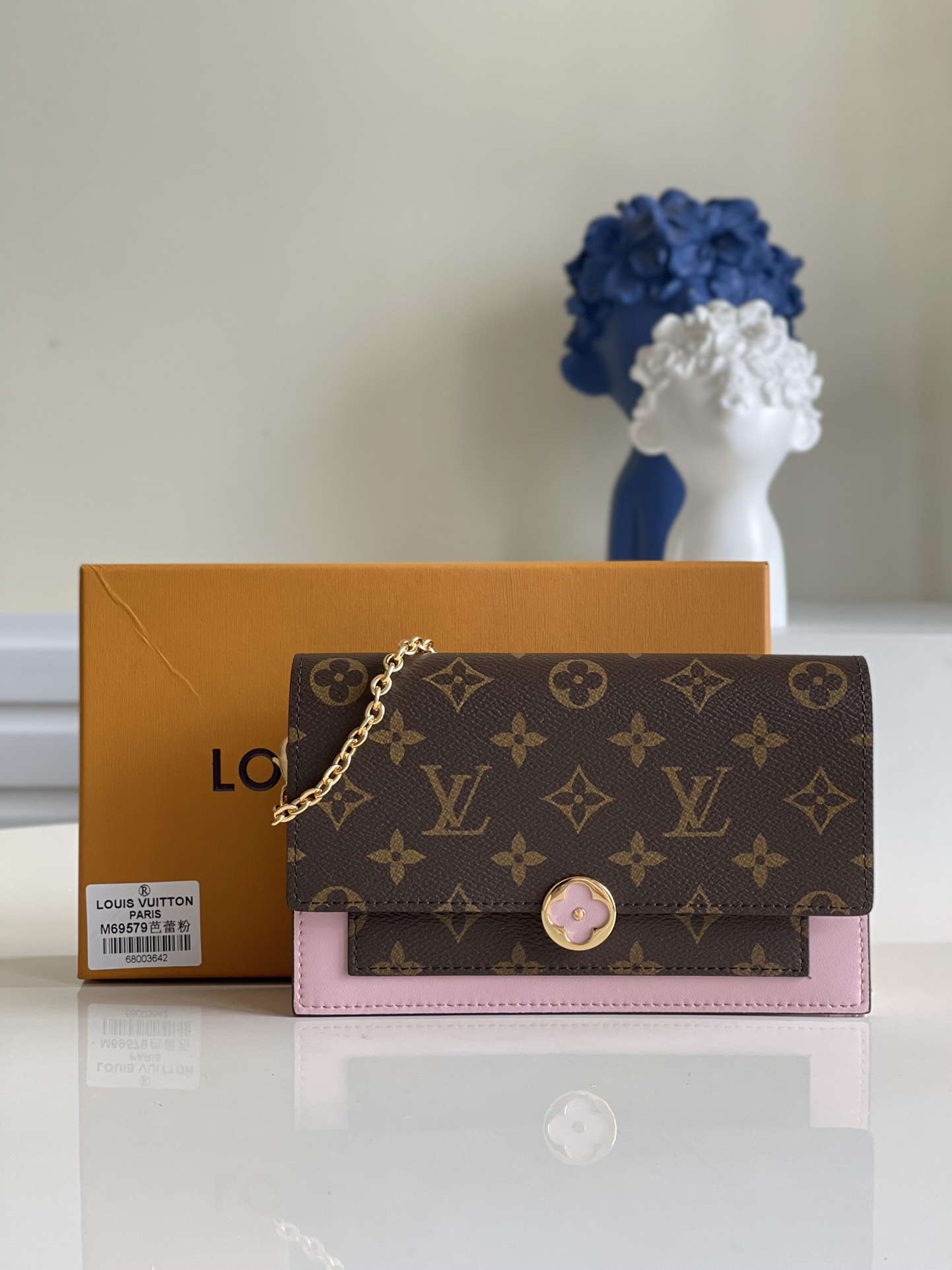 NO:397199,【Exclusive real photo M69579 pink】M67404 Flore chain wallet is spliced ​​with soft outline Monogram canvas and calfskin, with unique Monogram floral buckles. The interior space is sufficient, and can accommodate mobile phones and other personal belongings, and can be used as a clutch, shoulder bag or crossbody bag. Size 17.5×11.5×3.5cm v.,LV【original leather】,louis vuitton, shoulder bags, satchels, crossbody bags, handbag, cowhide19860909【独家实拍M69579粉红】M67404 Flore 链条钱夹以柔美轮廓拼接 Monogram 帆布和小牛皮,镶缀独具匠心的 Monogram 花卉形状搭扣.内部空间充足,可容纳手机和其他随身物品,并可用作手拿包、单肩包或斜挎包.尺寸17.5×11.5×3.5cm v.,LV【原厂皮】,louis vuitton,shoulder bags,satchels,crossbody bags,handbag,cowhide,Bag