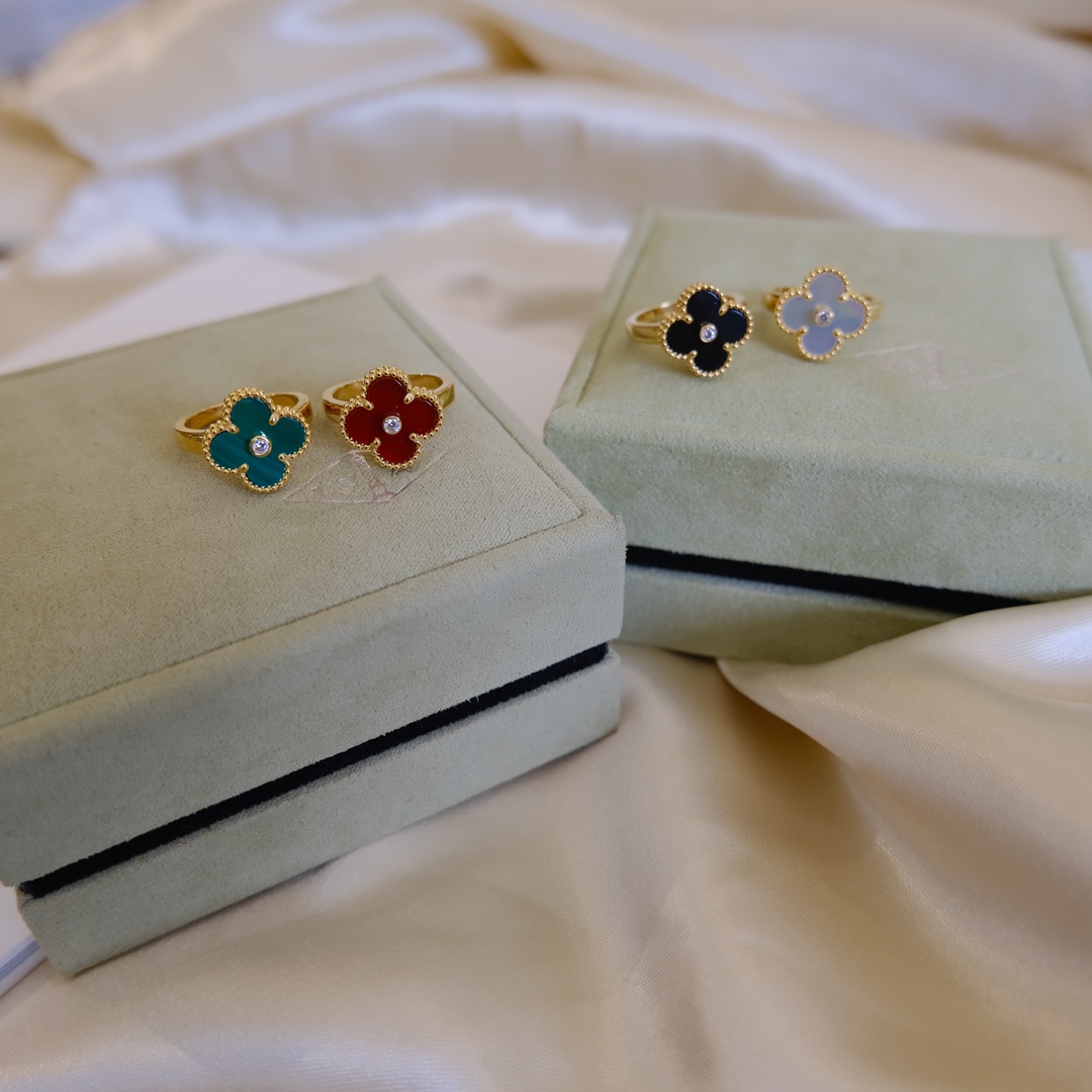 NO:816296,88240, ready for sale, code number 5-6-7-8, colors include carnelian, malachite, black agate, white mother-of-pearl [VC@ Four-leaf clover with diamond ring] There is nothing more worthy of recommendation than a four-leaf clover ring!  Its design is unique, timeless and elegant, making people fall in love at first sight. The lucky symbol draws inspiration from the four-leaf lucky pattern and is decorated with yellow K gold beads, carnelian and natural 7-point simulated diamonds!  One word 'beautiful'!  Two words 'fairy'!  The three words 'super beautiful' are particularly clear~,,ring, Cardia high-end jewelry1986090988240,现货发售 码数5-6-7-8,颜色分别有,红玉髓孔雀石黑玛瑙白贝母【VC@ 四叶草带钻戒指】没有什么比四叶草戒指更值得推荐的！其设计独特、隽永典雅 教人一见倾心 幸运的标志从四叶幸运图案汲取灵感 并配以黄K金圆珠饰边 红玉髓 天然7分仿真钻石！一个字“美”！两个字“仙女”！三个字“超好看”特别显白哦～,,ring,卡迪亚高端饰品,Jewelry