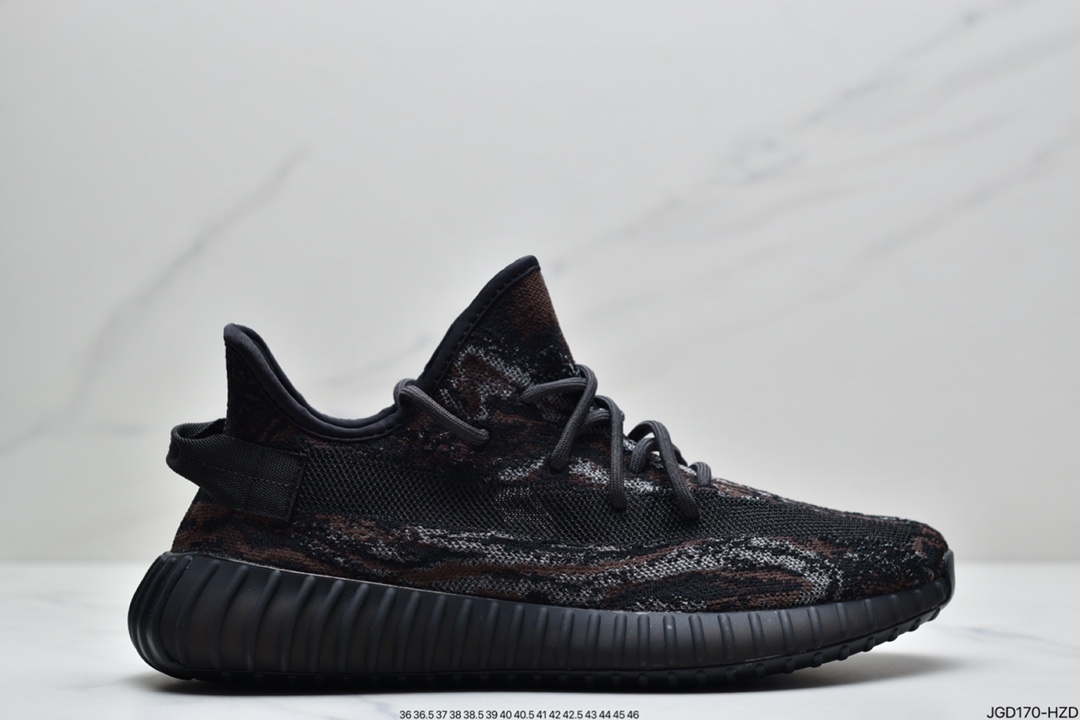 180 YEEZY BOOST 350 V2 ”MX Oat”350V2暴龙兽三色迷彩GW3773迷彩风格350,酷似「暴龙兽」!最近的YEEZY 350真的是一双接着一双,而这次即将推出的新款也是一改鞋面简洁的风格,采用淡黄色为主调，缀以橙、蓝双色纹理,呈现出混色的视觉效果,这让不少人联想到了《数码宝贝》里的「暴龙兽」。虽然不确定大家的接受度如何,但是从上脚效果来看还是比较酷炫的。采用奶油黄色 Primeknit 鞋面，覆盖橙色、蓝色和金黄色调的漩涡图案。其他细节包括侧面的半透明条纹。半透明 Boost 缓冲鞋底完善了设计。 GW3773 三色迷彩暴龙兽 尺码：36 36.5 37 38 38.5 39 40 40.5 41 42 42.5 43 44 44.5 45 46  ID:JGD170-HZD