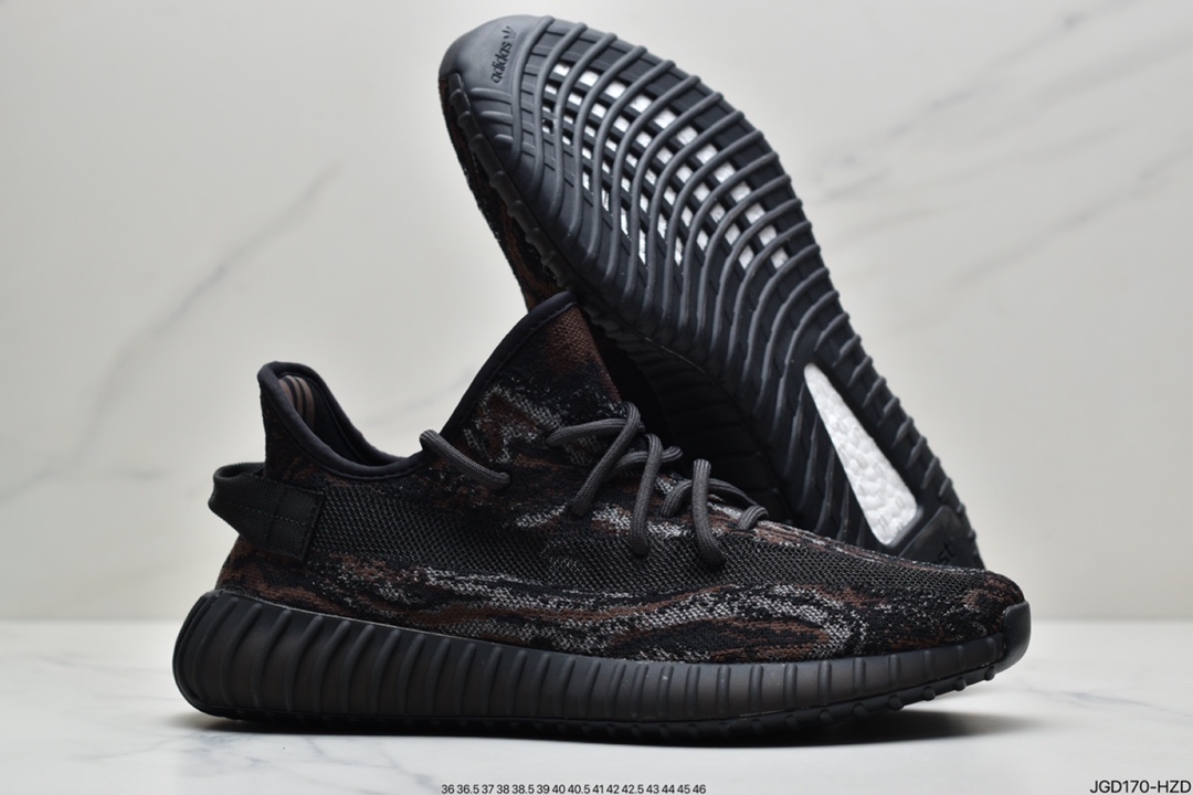 180 YEEZY BOOST 350 V2 ”MX Oat”350V2暴龙兽三色迷彩GW3773迷彩风格350,酷似「暴龙兽」!最近的YEEZY 350真的是一双接着一双,而这次即将推出的新款也是一改鞋面简洁的风格,采用淡黄色为主调，缀以橙、蓝双色纹理,呈现出混色的视觉效果,这让不少人联想到了《数码宝贝》里的「暴龙兽」。虽然不确定大家的接受度如何,但是从上脚效果来看还是比较酷炫的。采用奶油黄色 Primeknit 鞋面，覆盖橙色、蓝色和金黄色调的漩涡图案。其他细节包括侧面的半透明条纹。半透明 Boost 缓冲鞋底完善了设计。 GW3773 三色迷彩暴龙兽 尺码：36 36.5 37 38 38.5 39 40 40.5 41 42 42.5 43 44 44.5 45 46  ID:JGD170-HZD