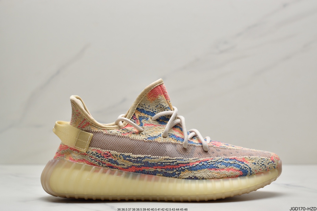 180 YEEZY BOOST 350 V2 ”MX Oat”350V2暴龙兽三色迷彩GW3773迷彩风格350,酷似「暴龙兽」!最近的YEEZY 350真的是一双接着一双,而这次即将推出的新款也是一改鞋面简洁的风格,采用淡黄色为主调，缀以橙、蓝双色纹理,呈现出混色的视觉效果,这让不少人联想到了《数码宝贝》里的「暴龙兽」。虽然不确定大家的接受度如何,但是从上脚效果来看还是比较酷炫的。采用奶油黄色 Primeknit 鞋面，覆盖橙色、蓝色和金黄色调的漩涡图案。其他细节包括侧面的半透明条纹。半透明 Boost 缓冲鞋底完善了设计。 GW3773 三色迷彩暴龙兽 尺码：36 36.5 37 38 38.5 39 40 40.5 41 42 42.5 43 44 44.5 45 46  ID:JGD170-HZD