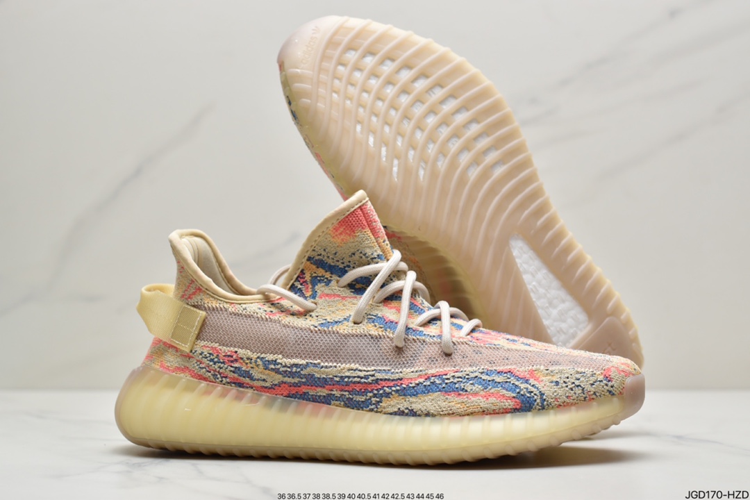 180 YEEZY BOOST 350 V2 ”MX Oat”350V2暴龙兽三色迷彩GW3773迷彩风格350,酷似「暴龙兽」!最近的YEEZY 350真的是一双接着一双,而这次即将推出的新款也是一改鞋面简洁的风格,采用淡黄色为主调，缀以橙、蓝双色纹理,呈现出混色的视觉效果,这让不少人联想到了《数码宝贝》里的「暴龙兽」。虽然不确定大家的接受度如何,但是从上脚效果来看还是比较酷炫的。采用奶油黄色 Primeknit 鞋面，覆盖橙色、蓝色和金黄色调的漩涡图案。其他细节包括侧面的半透明条纹。半透明 Boost 缓冲鞋底完善了设计。 GW3773 三色迷彩暴龙兽 尺码：36 36.5 37 38 38.5 39 40 40.5 41 42 42.5 43 44 44.5 45 46  ID:JGD170-HZD