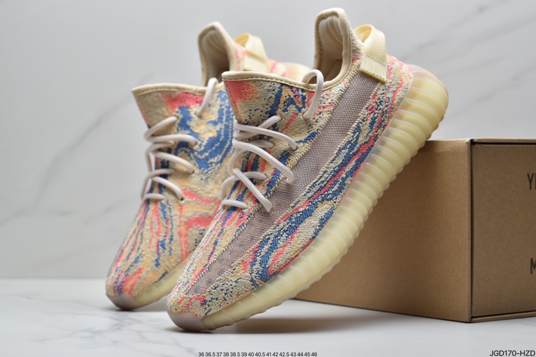 180 YEEZY BOOST 350 V2 ”MX Oat”350V2暴龙兽三色迷彩GW3773迷彩风格350,酷似「暴龙兽」!最近的YEEZY 350真的是一双接着一双,而这次即将推出的新款也是一改鞋面简洁的风格,采用淡黄色为主调，缀以橙、蓝双色纹理,呈现出混色的视觉效果,这让不少人联想到了《数码宝贝》里的「暴龙兽」。虽然不确定大家的接受度如何,但是从上脚效果来看还是比较酷炫的。采用奶油黄色 Primeknit 鞋面，覆盖橙色、蓝色和金黄色调的漩涡图案。其他细节包括侧面的半透明条纹。半透明 Boost 缓冲鞋底完善了设计。 GW3773 三色迷彩暴龙兽 尺码：36 36.5 37 38 38.5 39 40 40.5 41 42 42.5 43 44 44.5 45 46  ID:JGD170-HZD