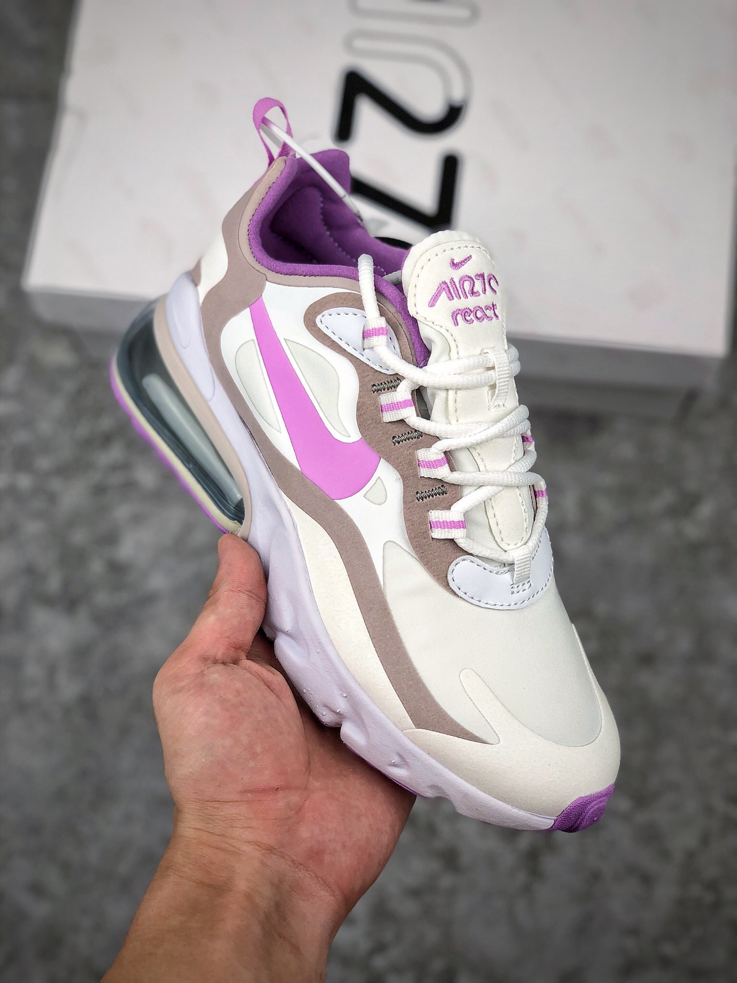  支持放店
Air Max 270 React 米白紫
瑞亚赛车系列 后半掌气垫百搭运动慢跑鞋
正确密织鞋面材质区别市面错误版本#独立私模回弹气垫大底打造动感视觉和舒适脚感的双重体验
官方货号：DD8498-161
Size：36 36.5 37.5 38 38.5 39 40 40.5 41 42 42.5 43 44 44.5 45