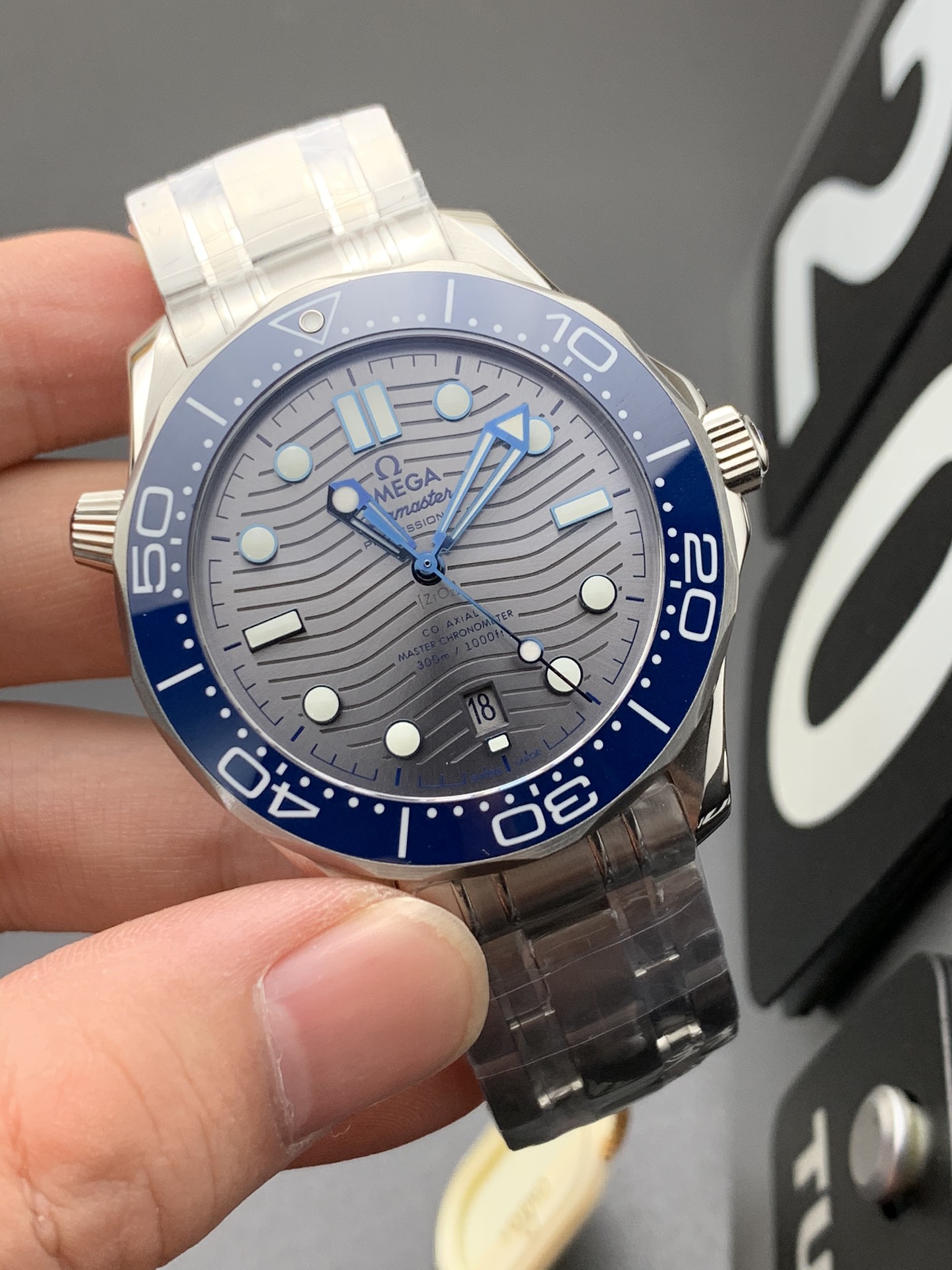 Omega 蓝灰海马300