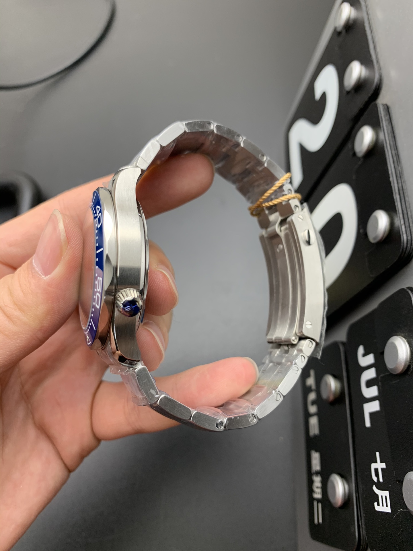 Omega 蓝灰海马300