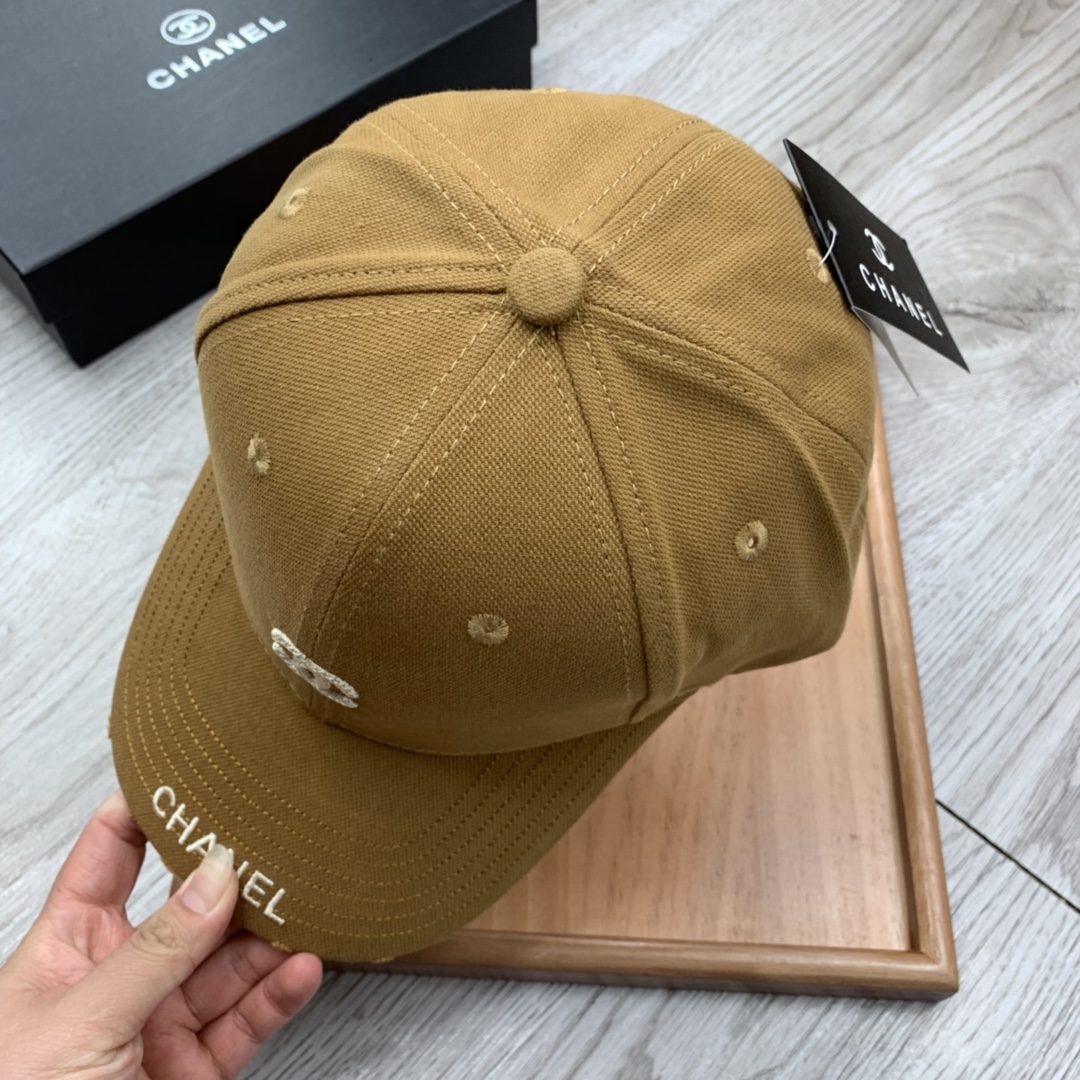 。C家。小C刺绣，春季新品棒球帽！材质：纯棉！透气性好！春天挡风，夏天防晒必备单品！颜色大气！款式新颖别