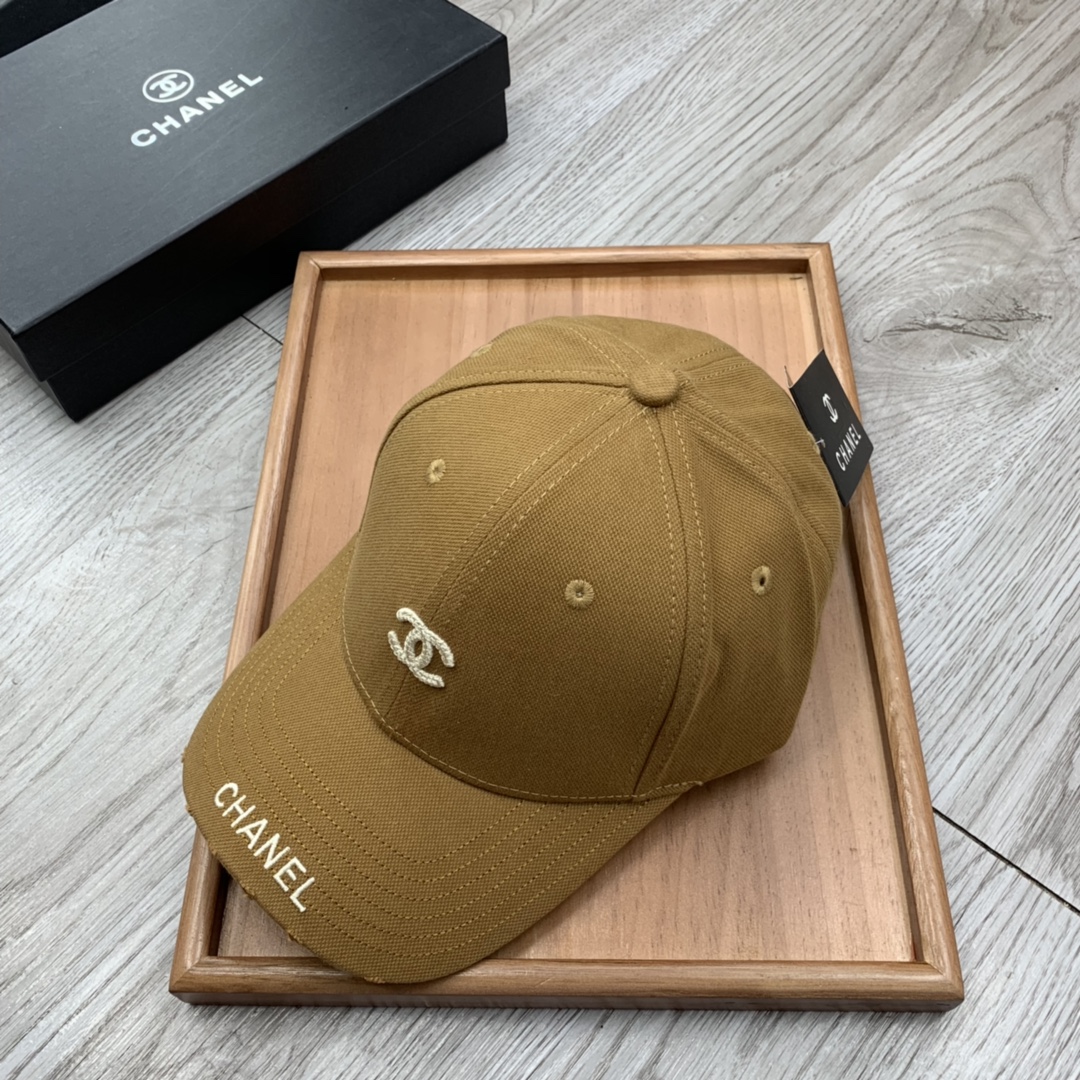 。C家。小C刺绣，春季新品棒球帽！材质：纯棉！透气性好！春天挡风，夏天防晒必备单品！颜色大气！款式新颖别