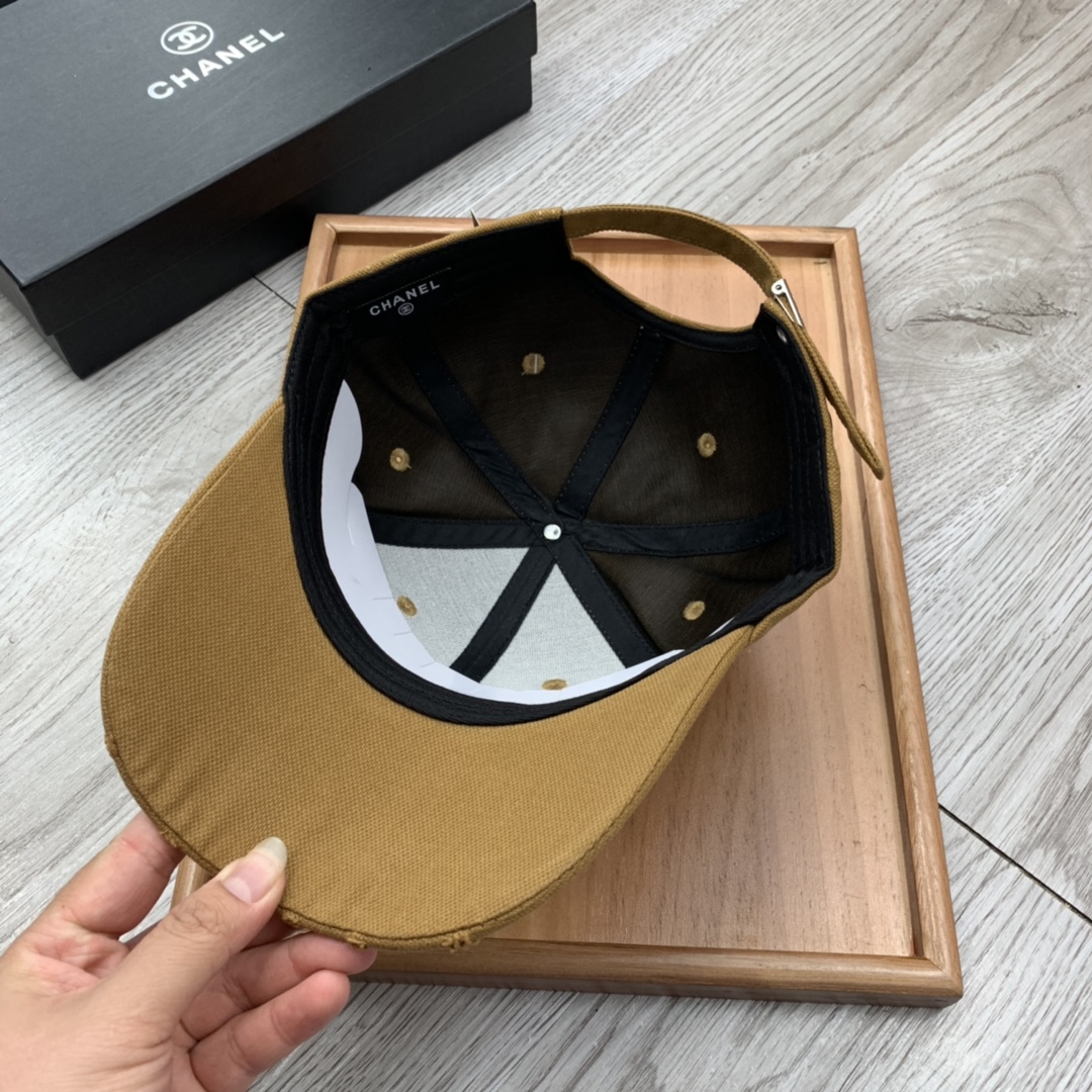 。C家。小C刺绣，春季新品棒球帽！材质：纯棉！透气性好！春天挡风，夏天防晒必备单品！颜色大气！款式新颖别